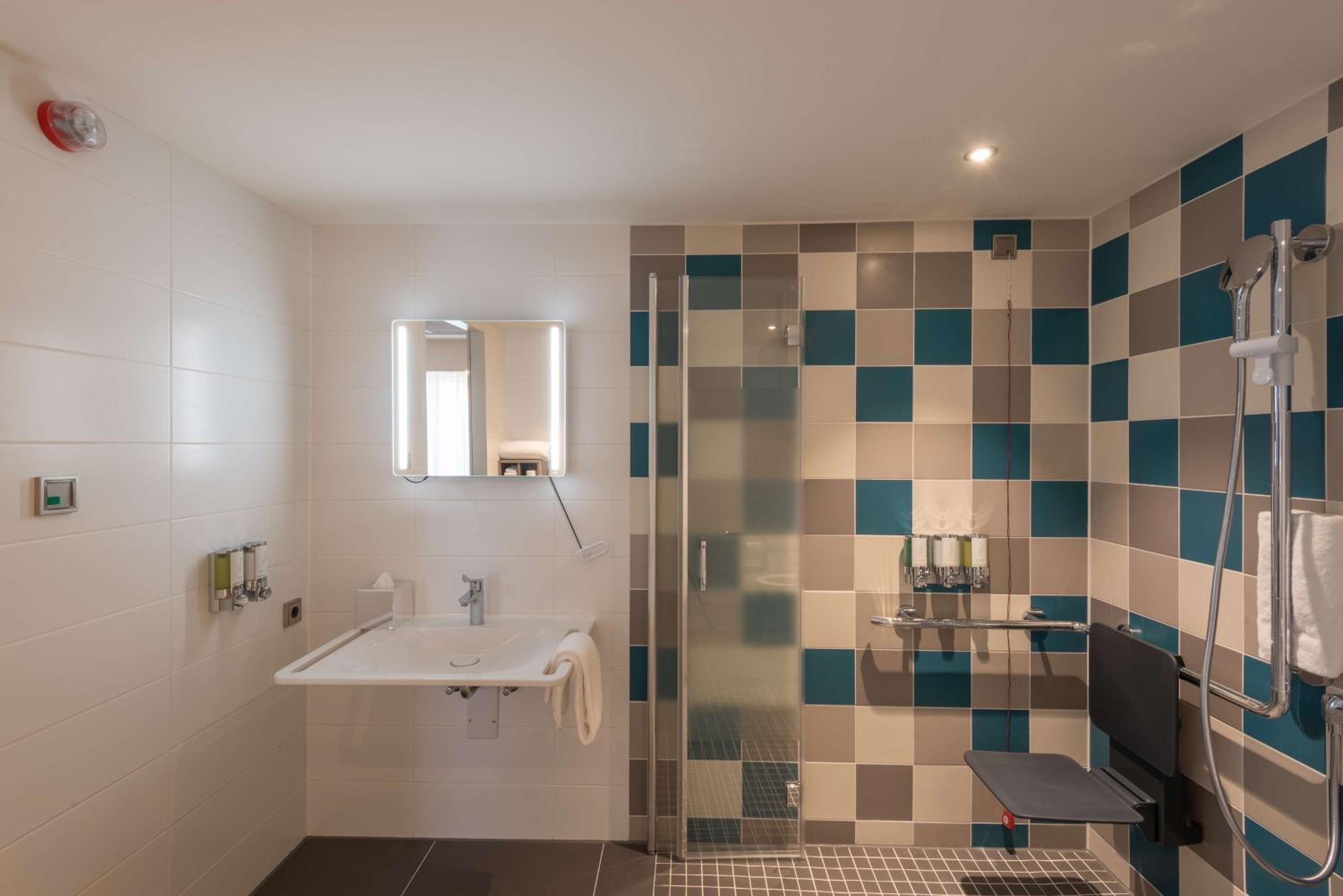 Queen Room - Accessible thumbnail 5