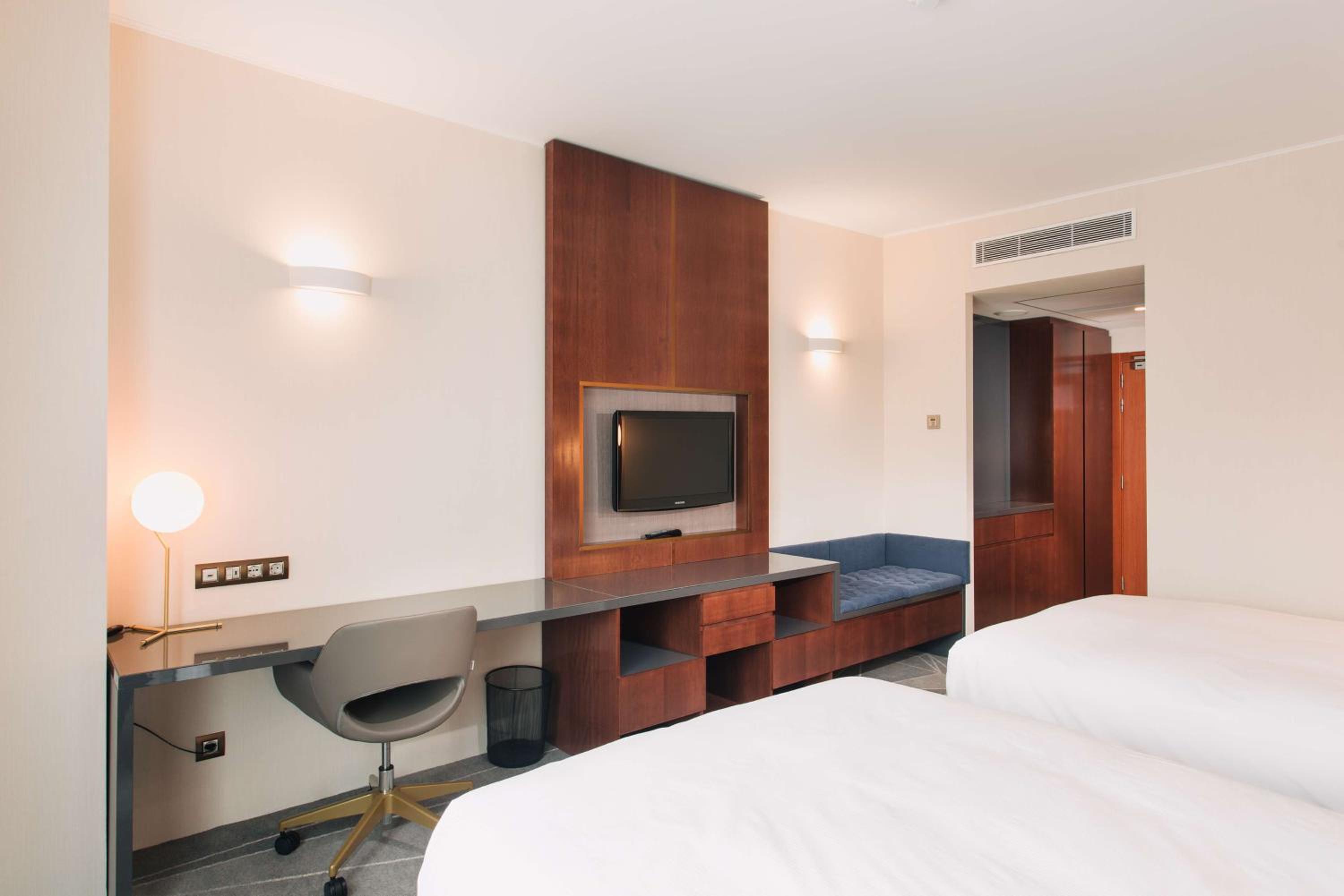 Double Room with Two Double Beds - Photo 2