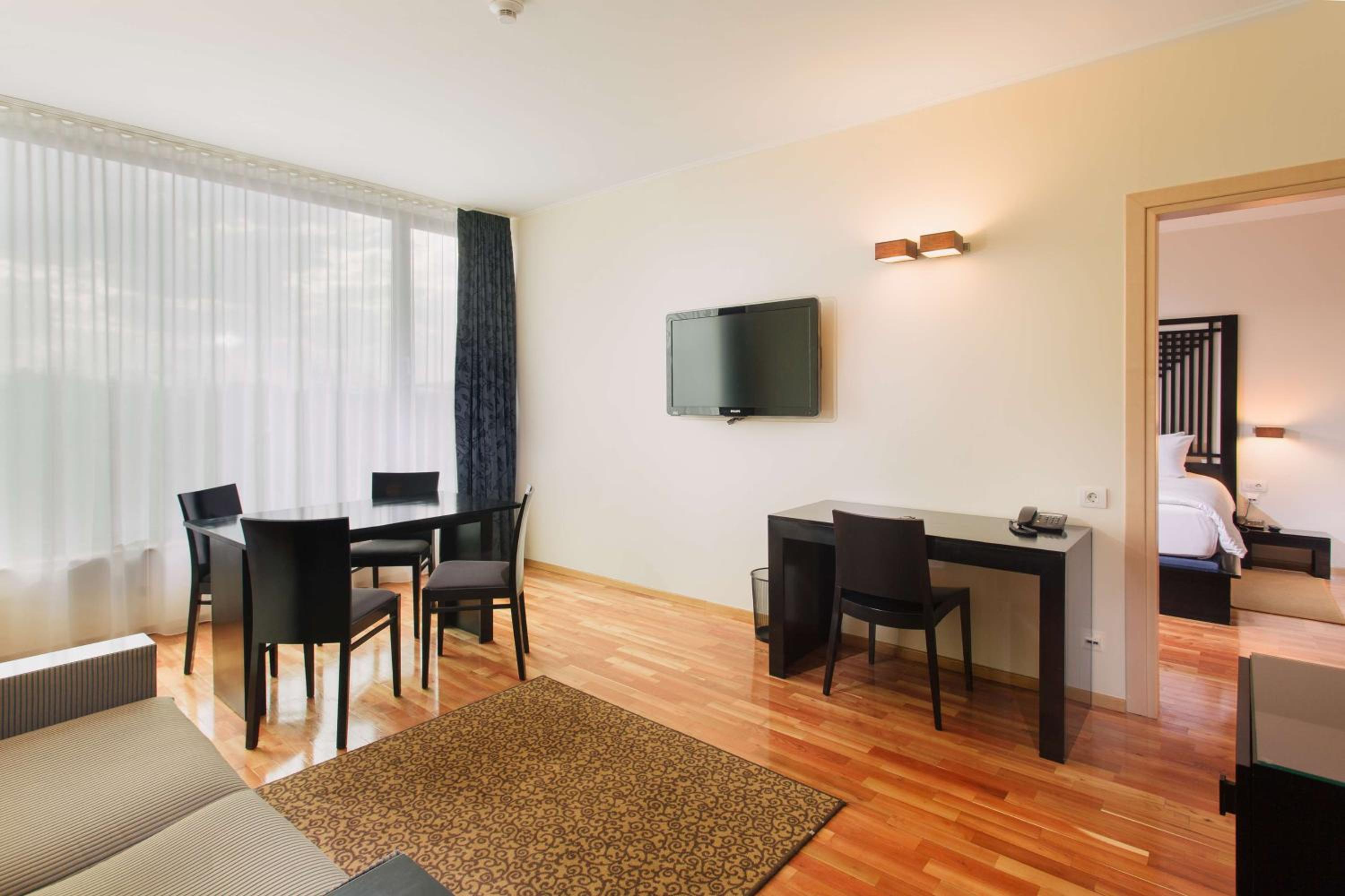 One-Bedroom King Suite - Photo 6