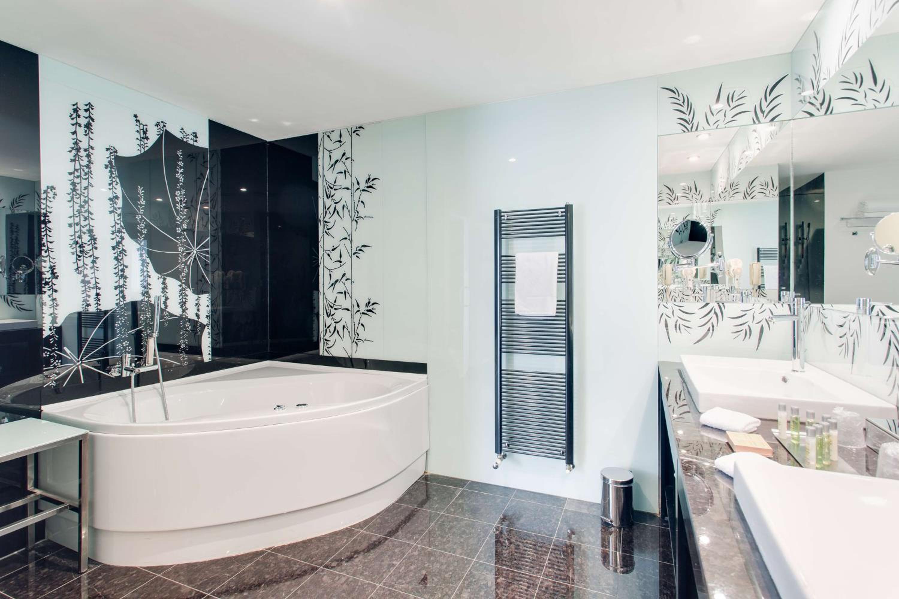 King Oval Suite - Photo 6