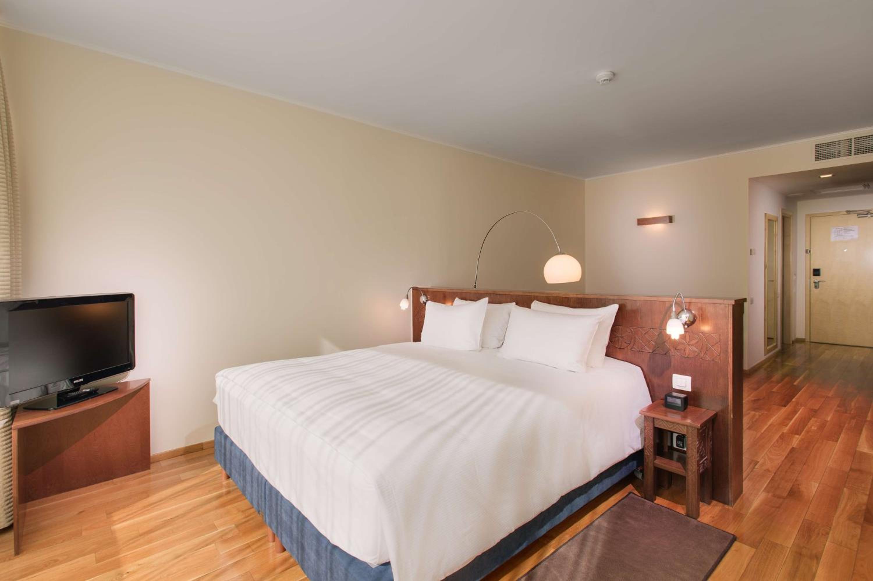 Deluxe King Room - Photo 4
