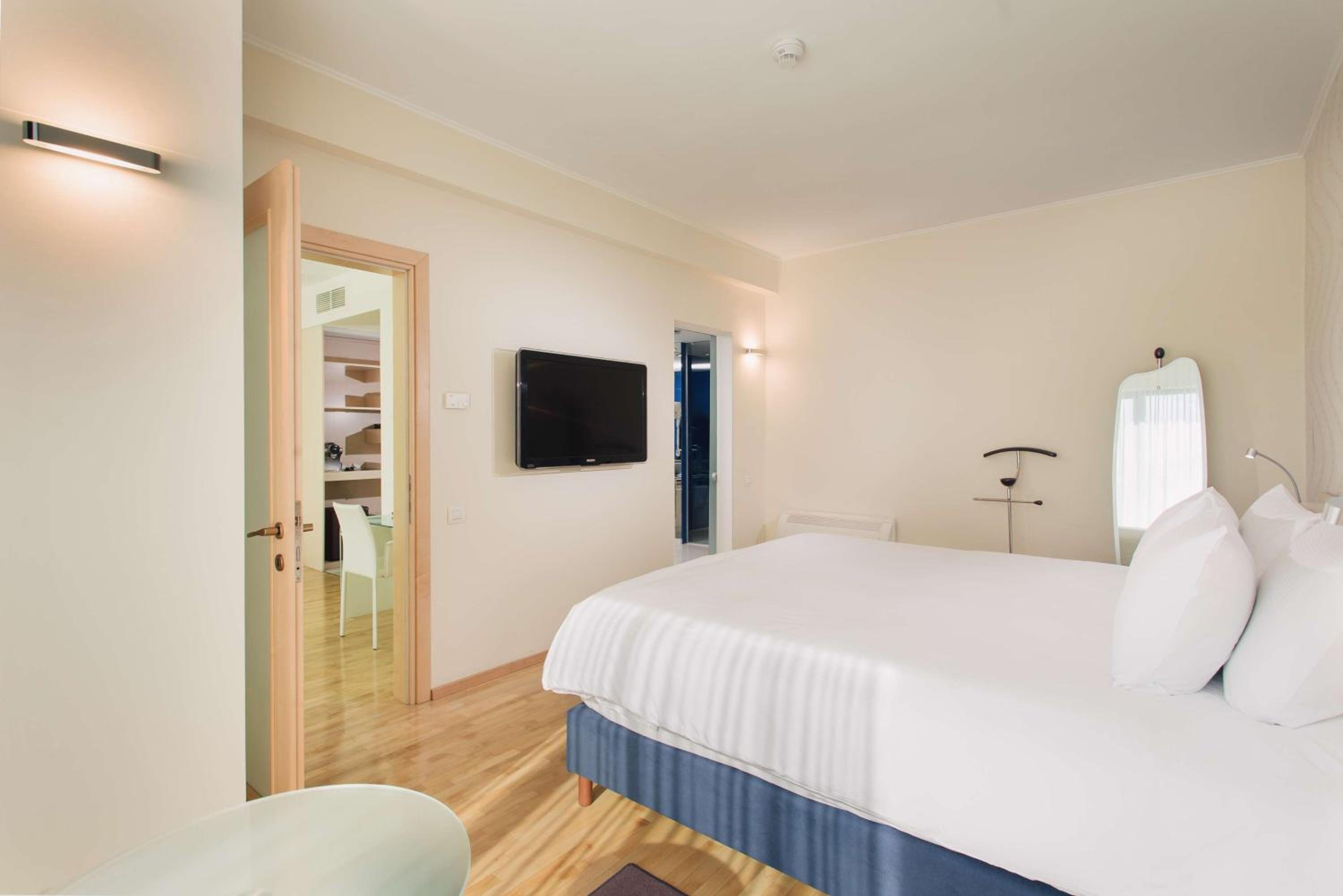 Deluxe One-Bedroom King Suite - Photo 3