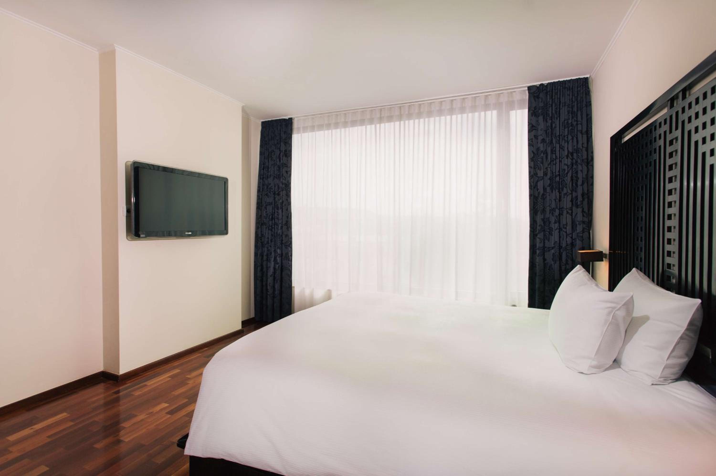 King Guest Room - Photo 5