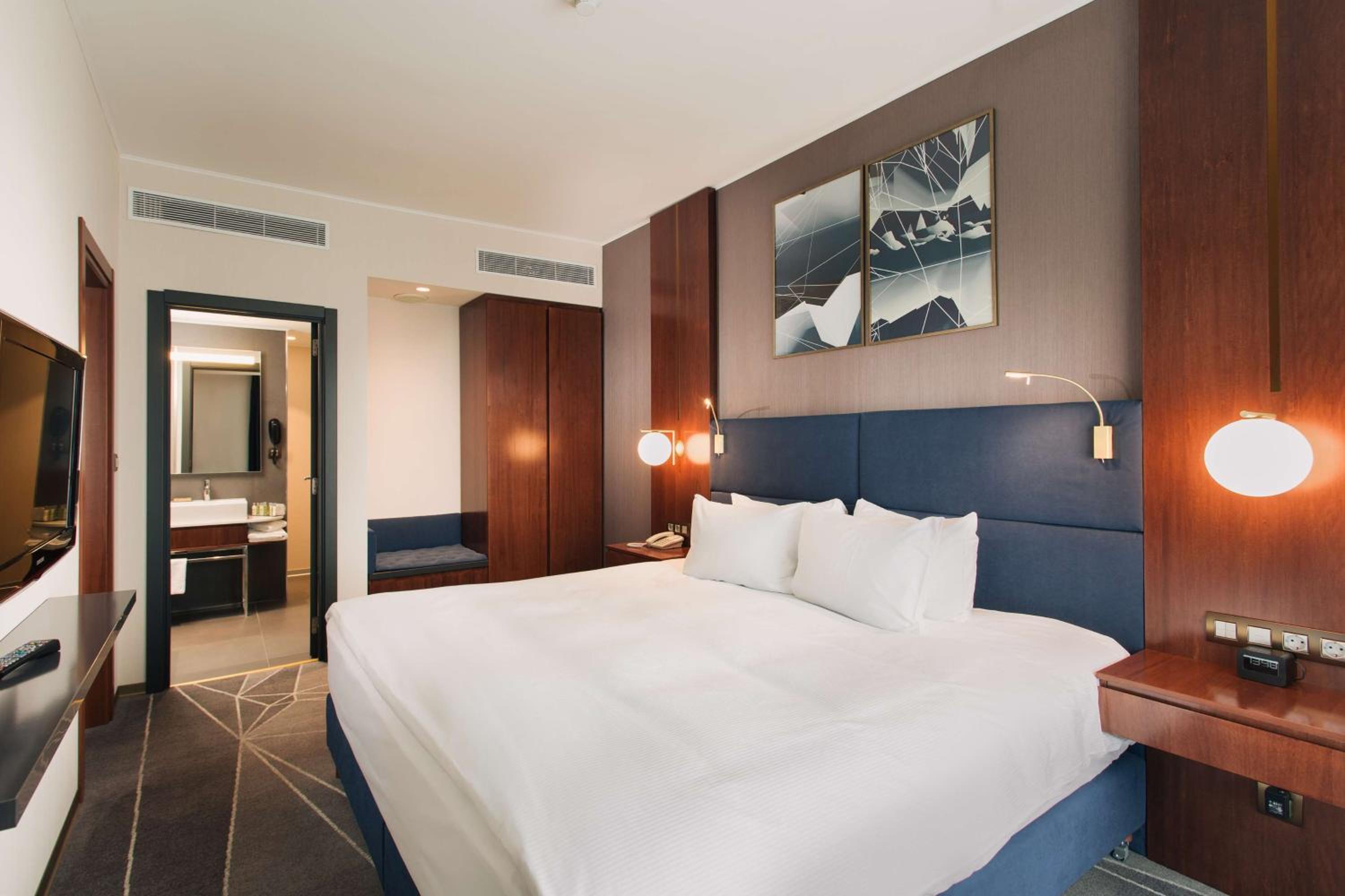 King Guest Room - Photo 4