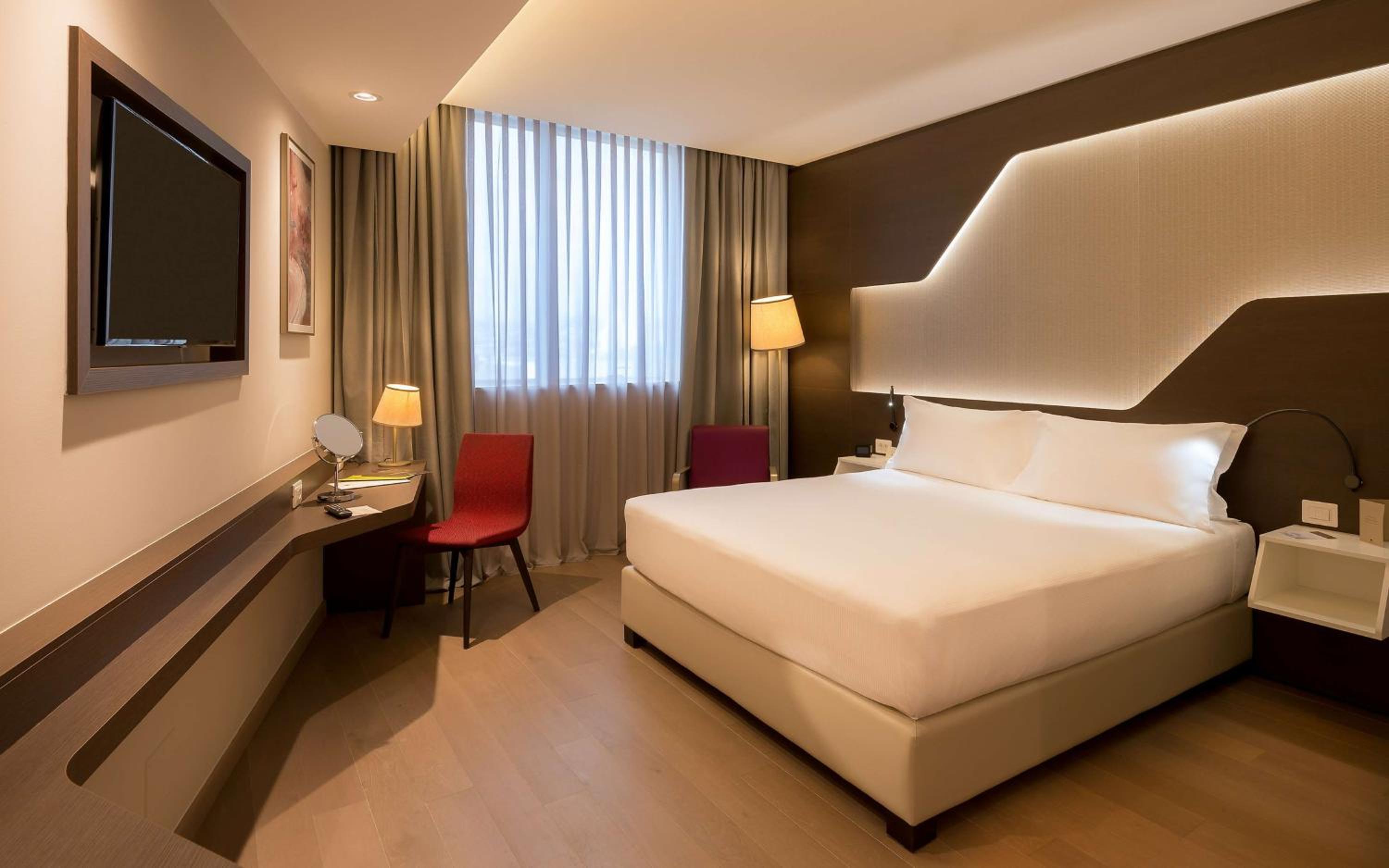 Deluxe King Room photo 1