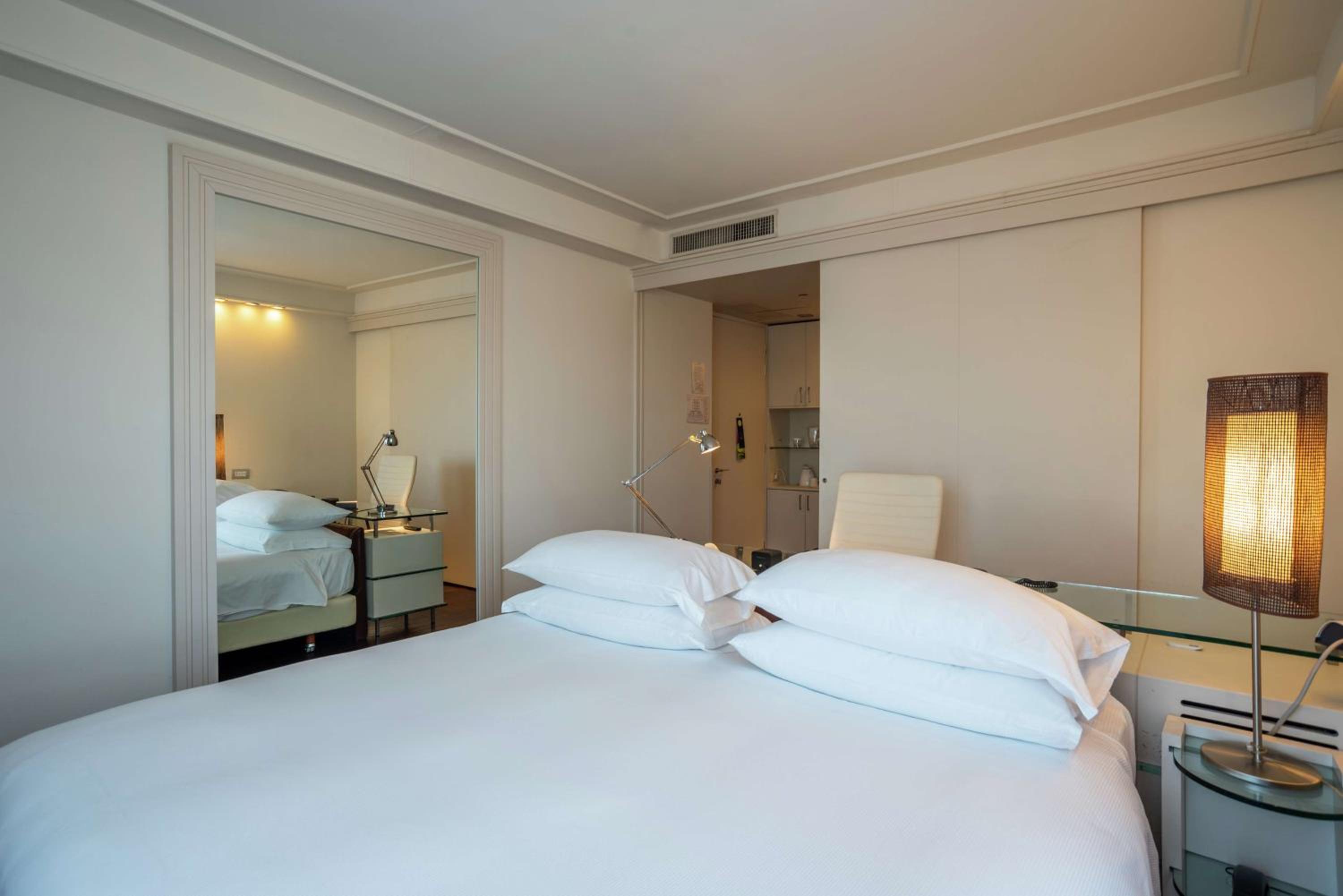 Deluxe King Room with City View