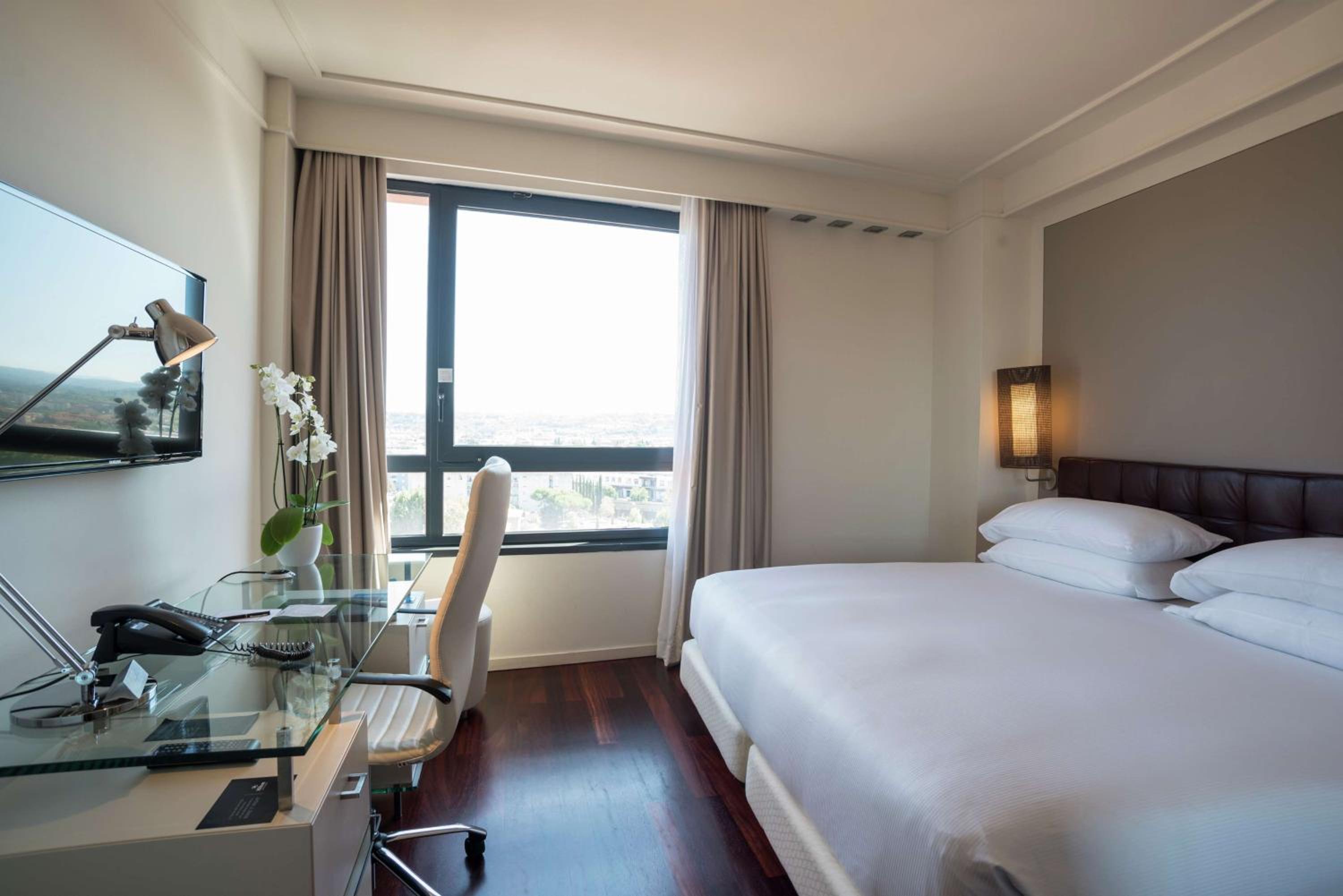 Twin Room with City View thumbnail 5