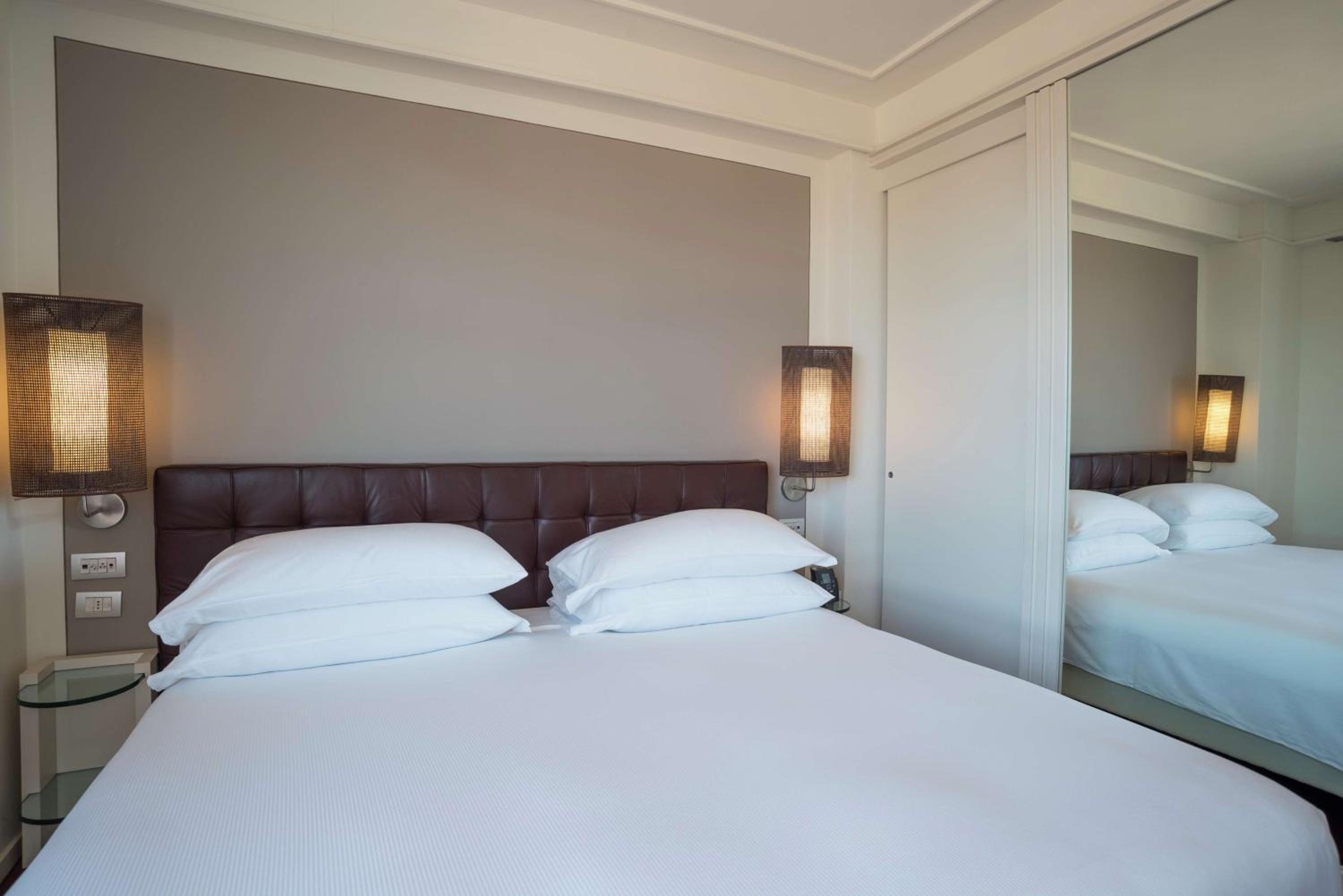 Deluxe King Room with City View