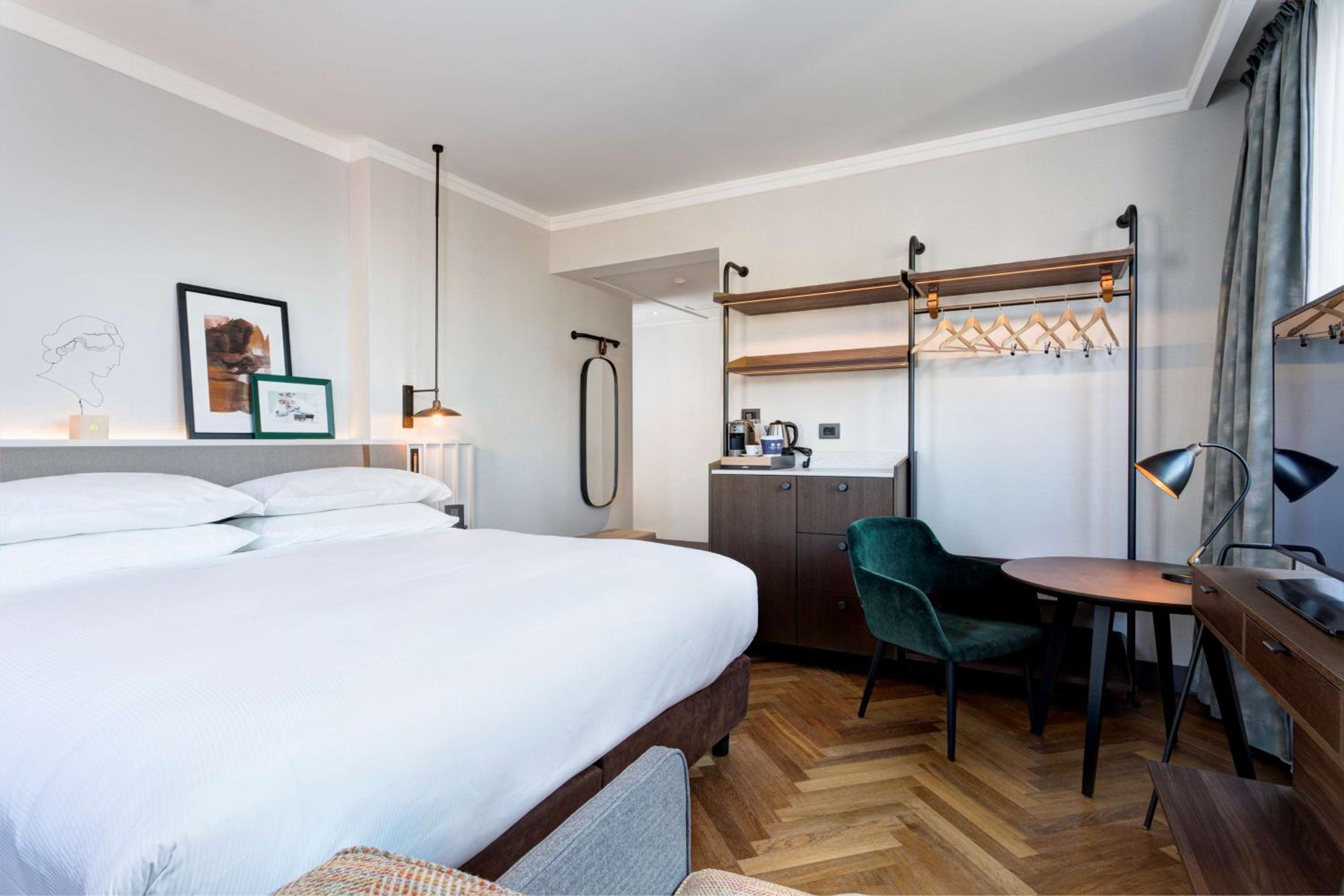 Deluxe King Room