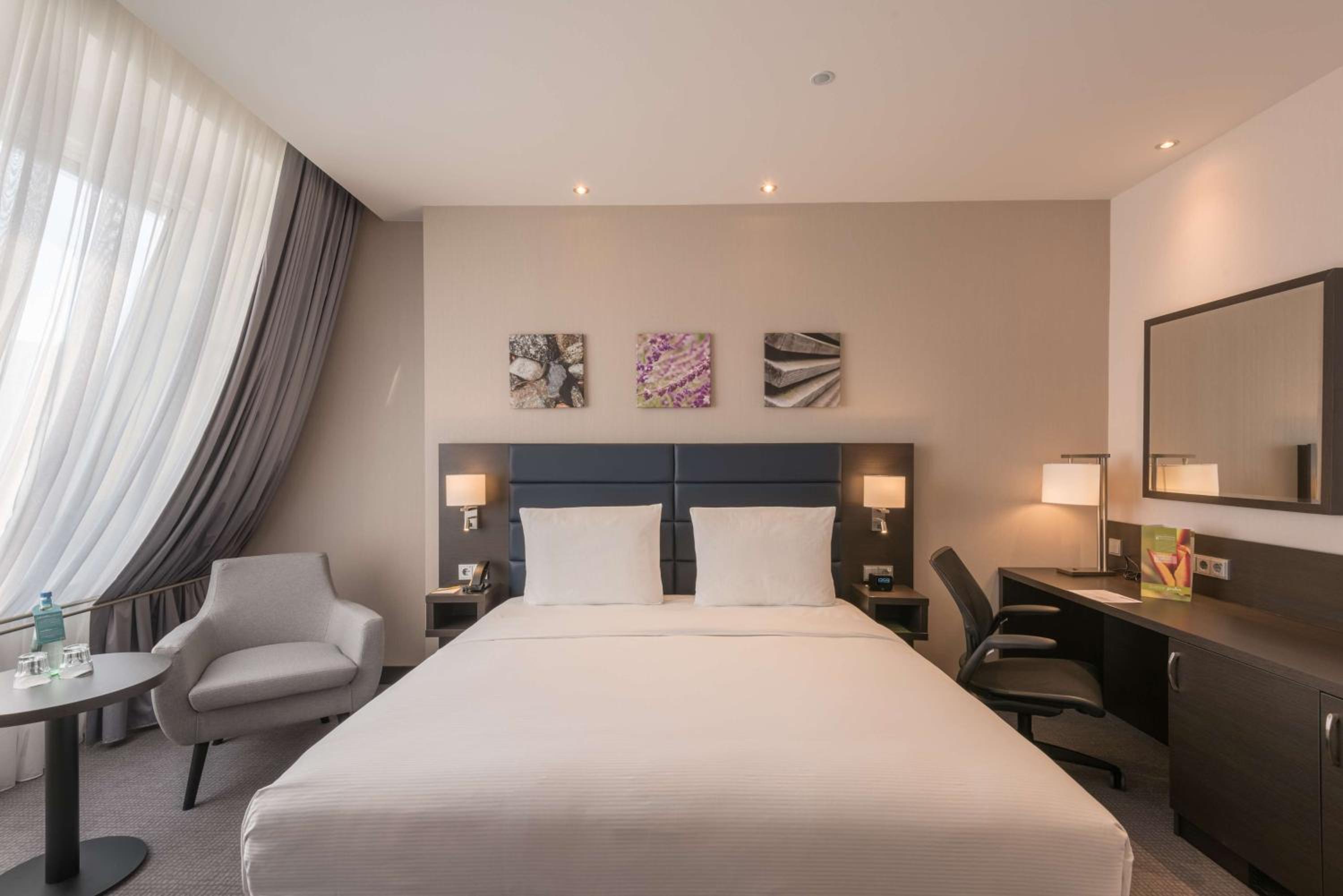 Junior Queen Suite