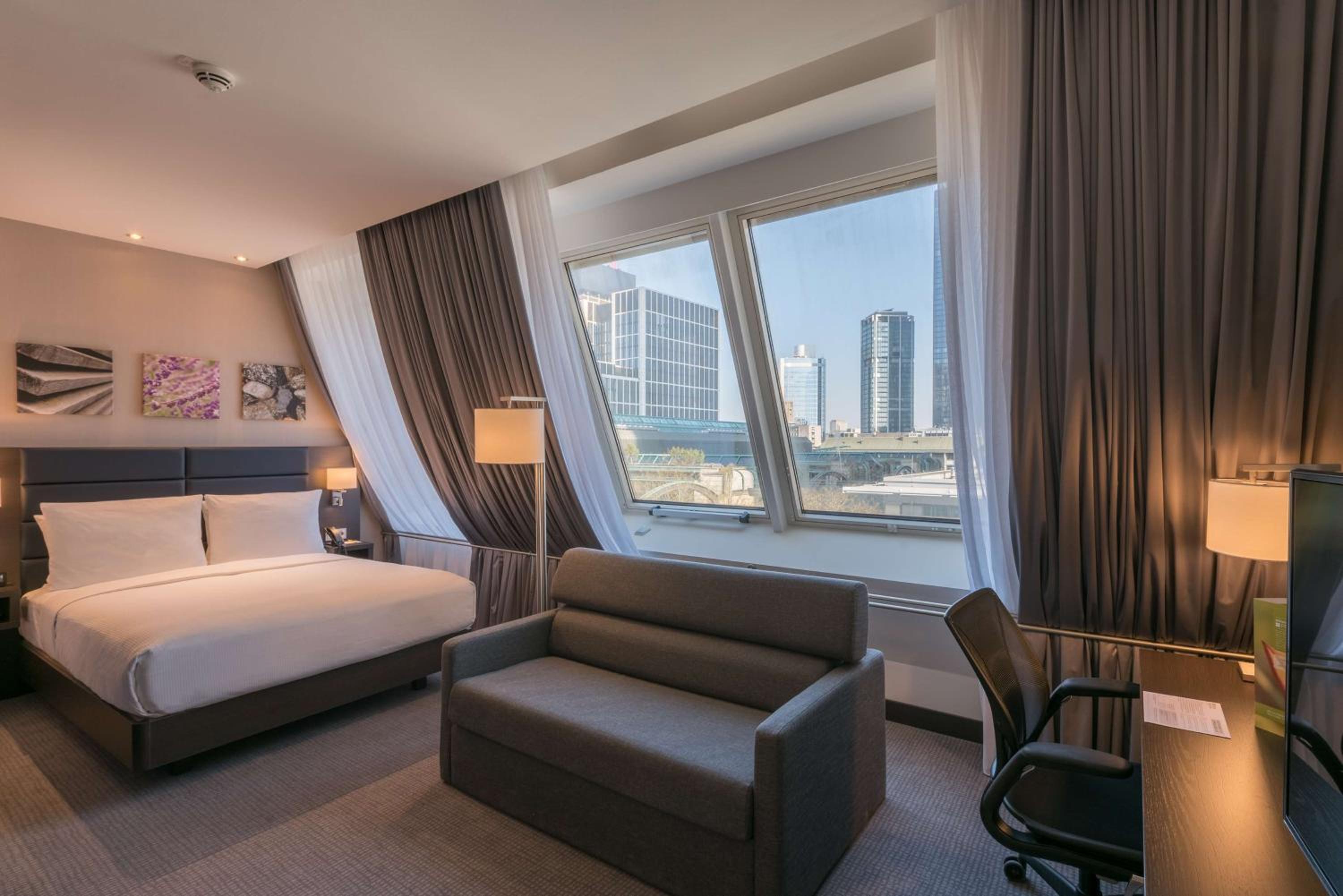 Junior Queen Suite