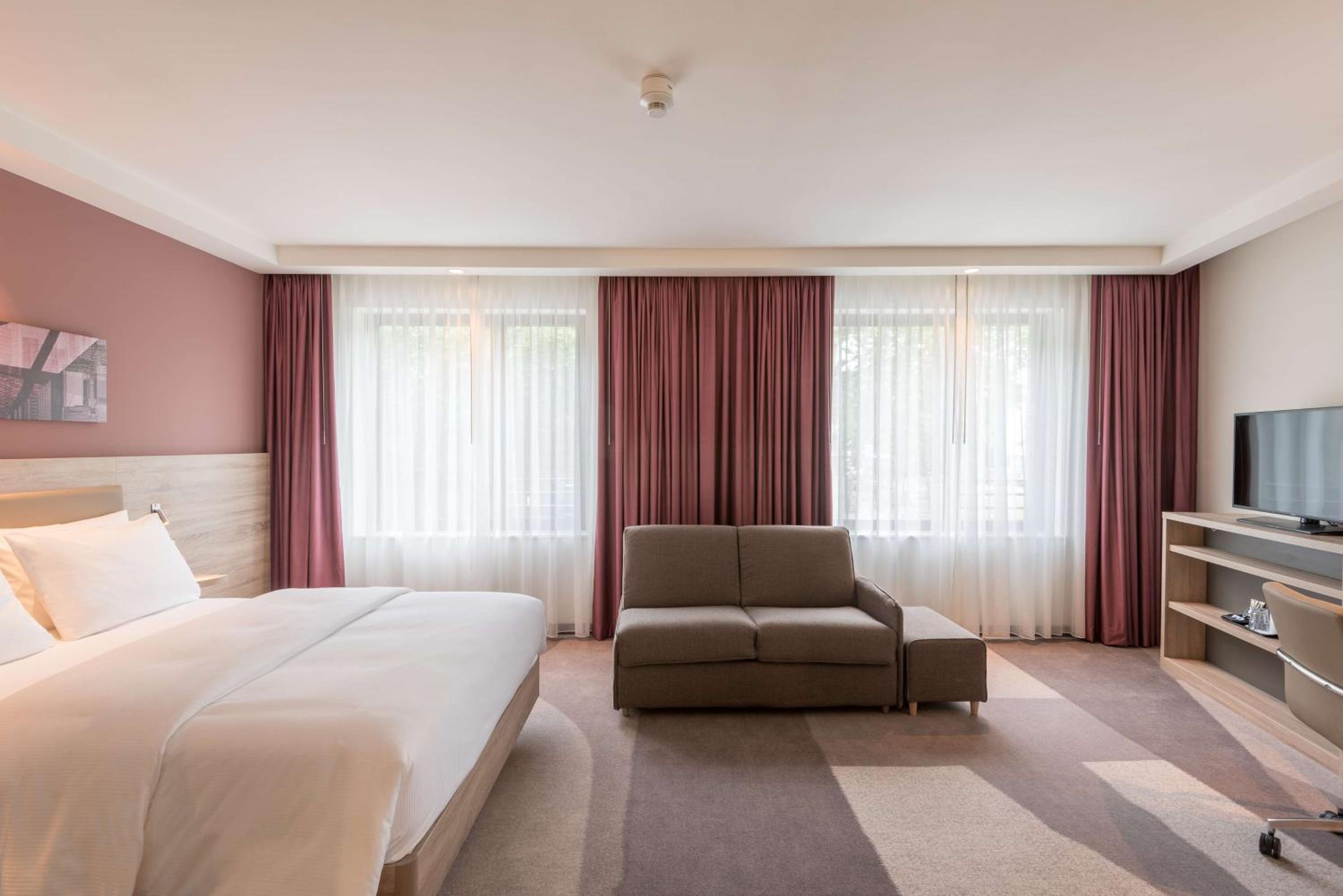 Queen Room with Sofa - Non-Smoking