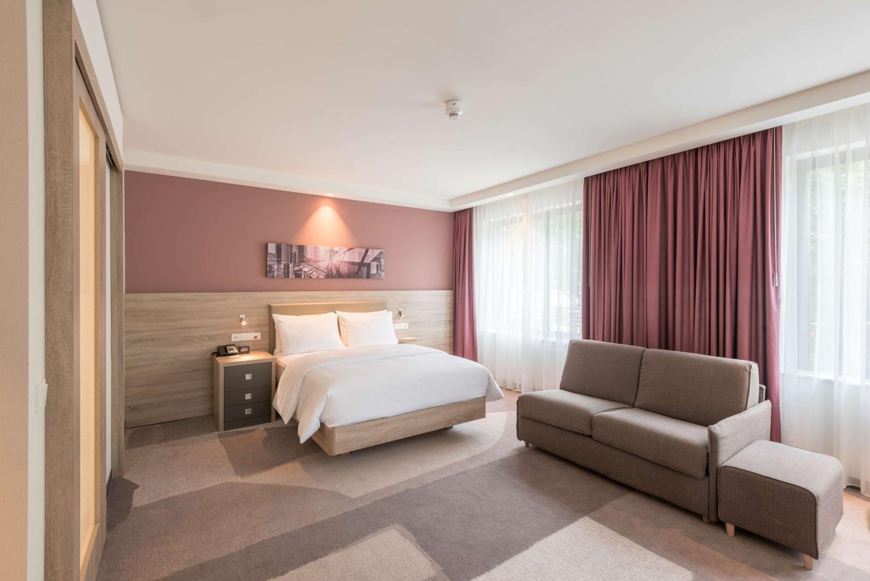 Queen Room with Sofa - Non-Smoking