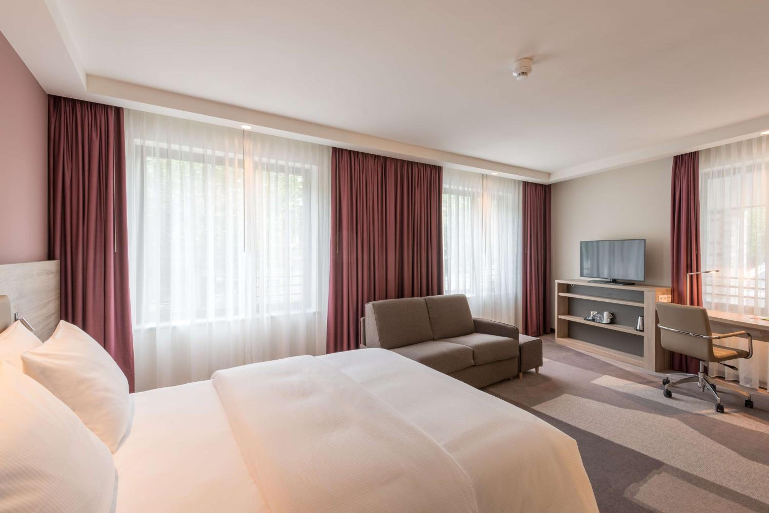 Queen Room with Sofa - Non-Smoking