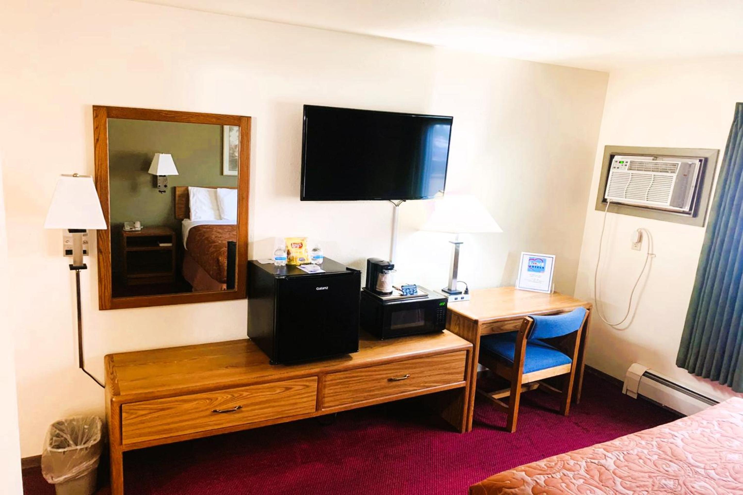 Queen Room with One Queen Bed (Non Smoking) photo 2