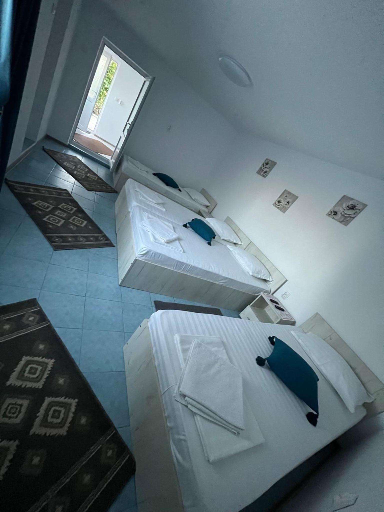 Quadruple Room with Private Bathroom - Photo 3