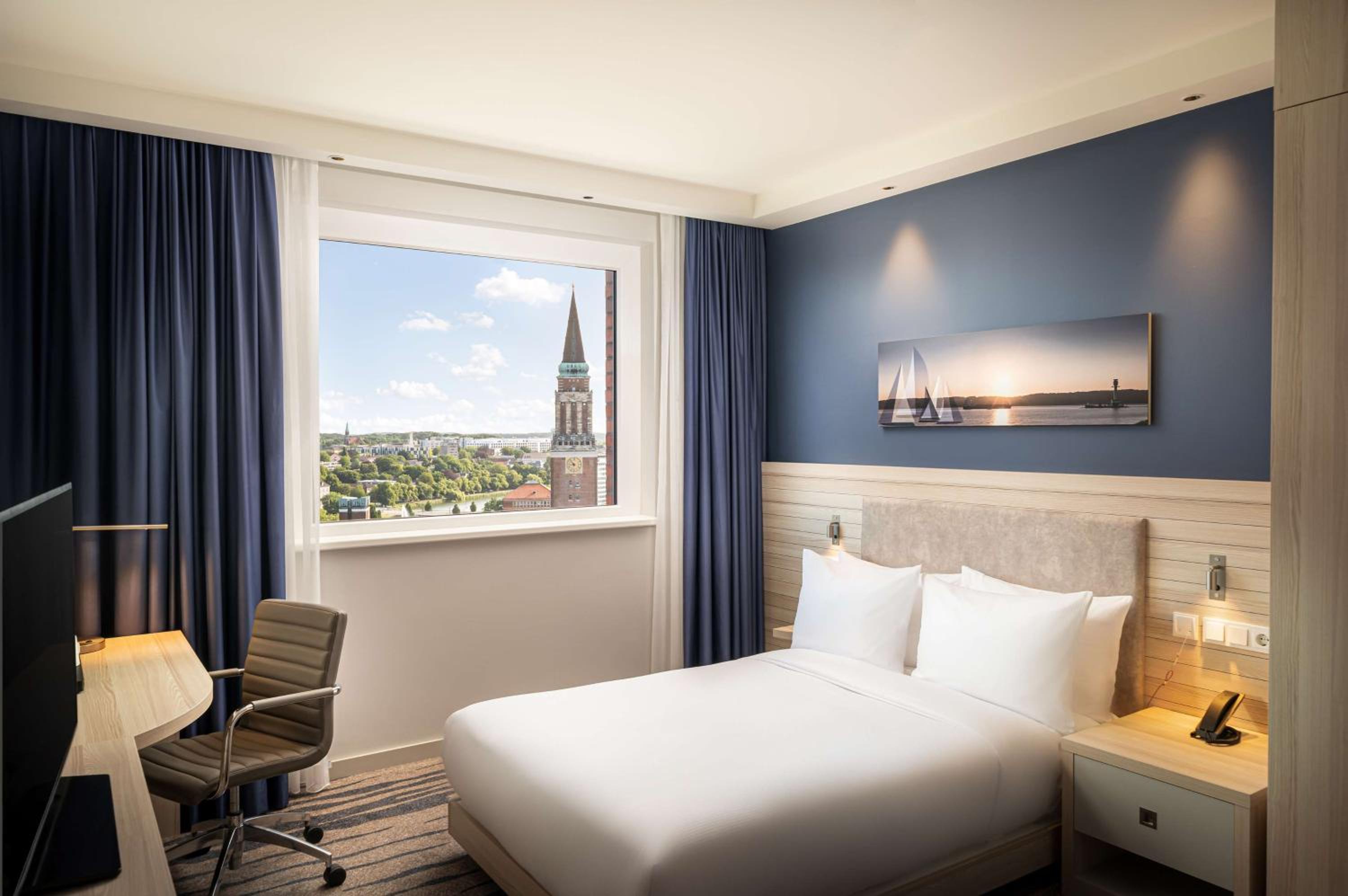 Queen Room with Harbor View - Non-Smoking - Photo 1