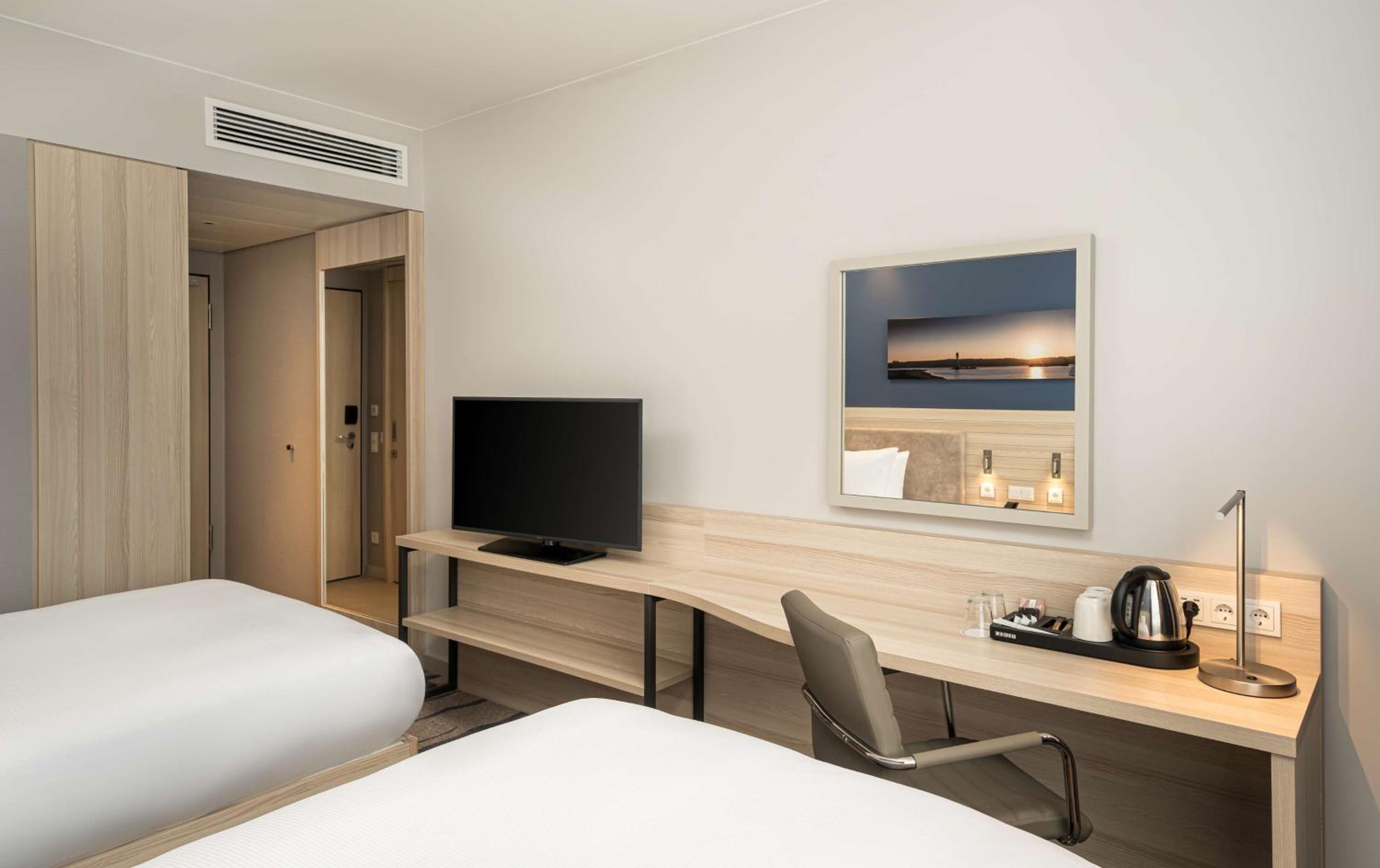 Twin Room with City View - Photo 1