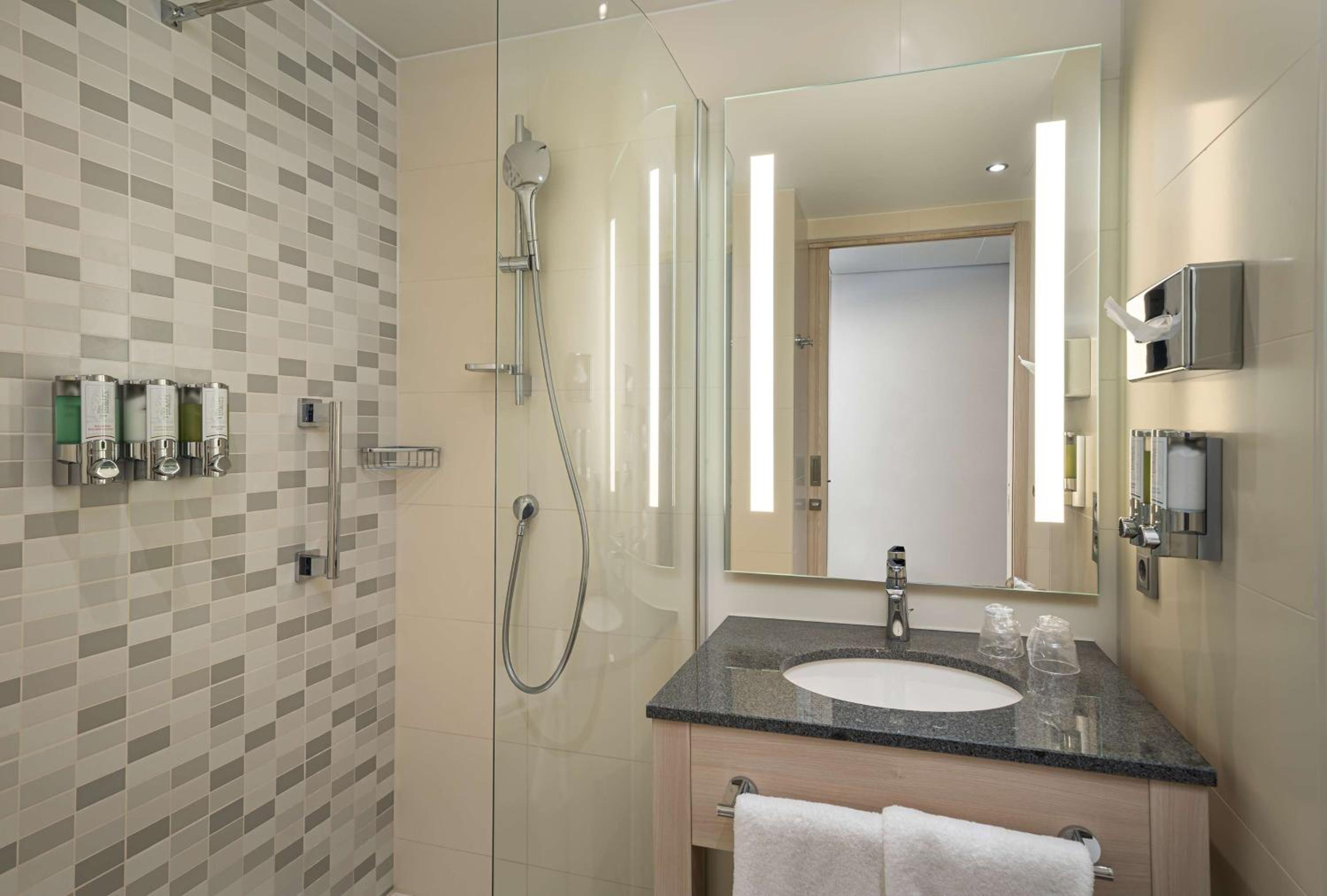 Queen Room with City View - Photo 1