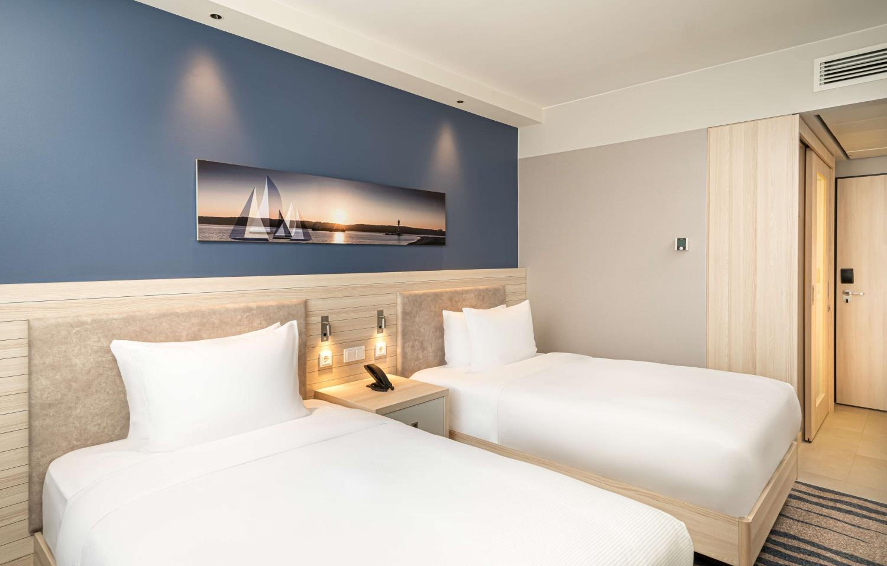 Twin Room with City View - Photo 3