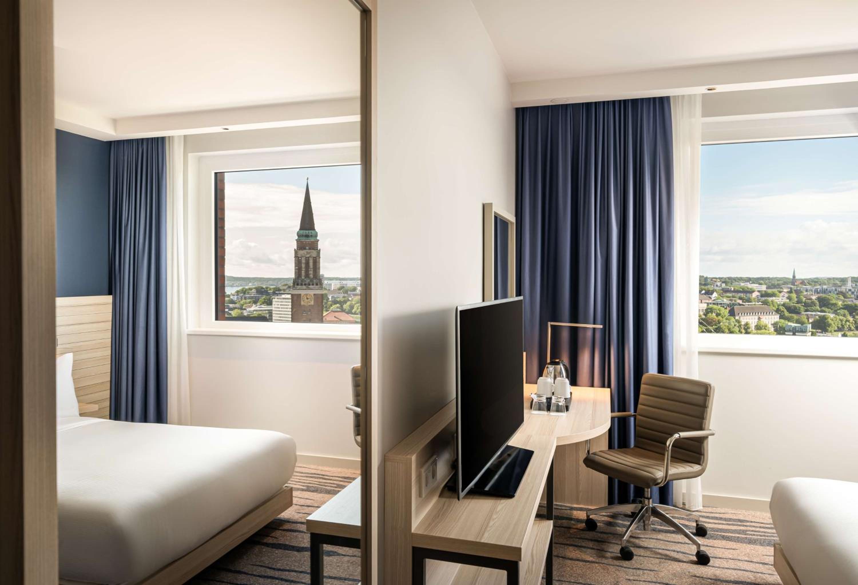 Queen Room with Harbor View - Non-Smoking - Photo 3