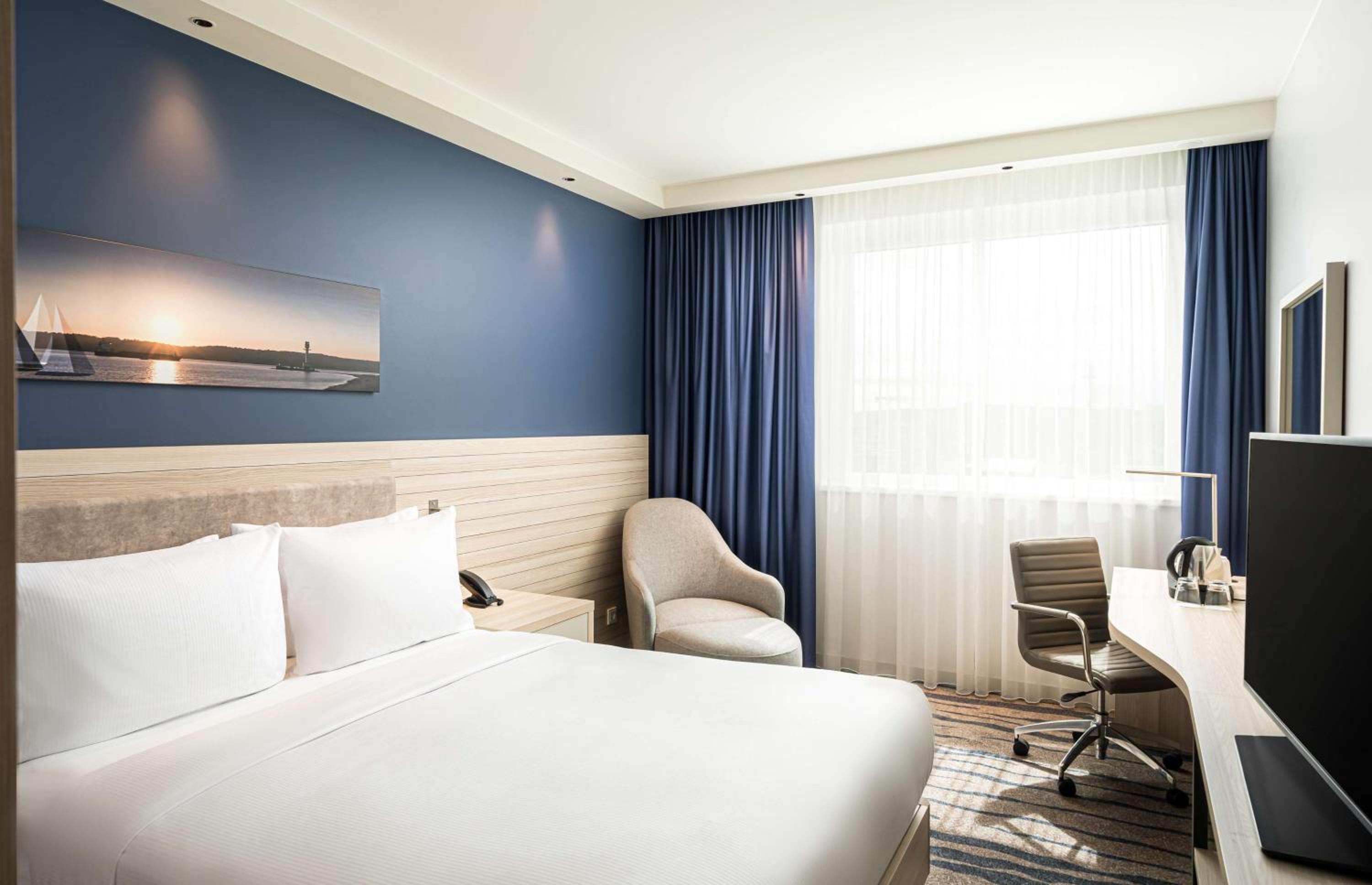 Queen Room with City View - Photo 2