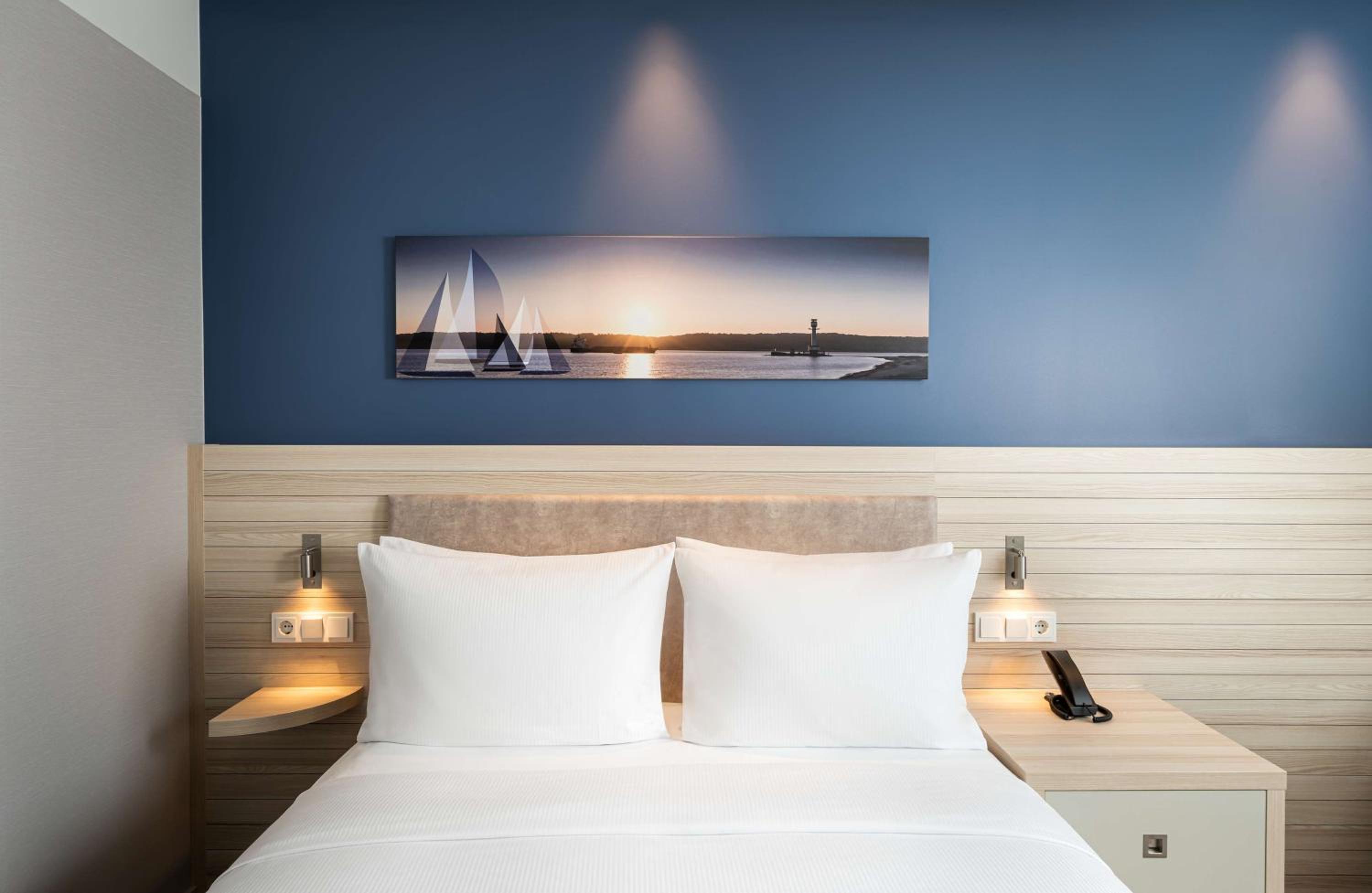 Queen Room with City View - Photo 3