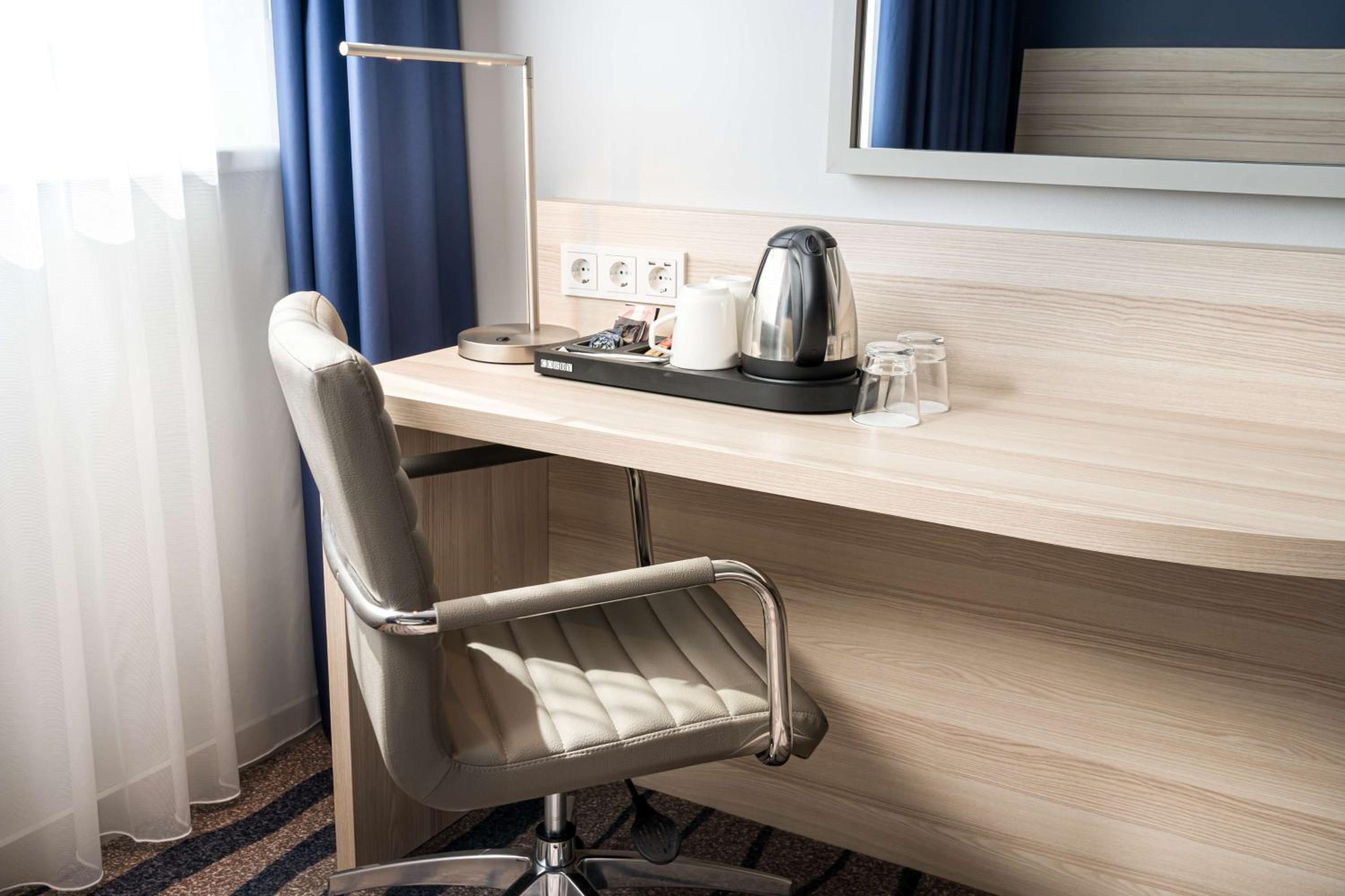 Queen Room with City View - Photo 4