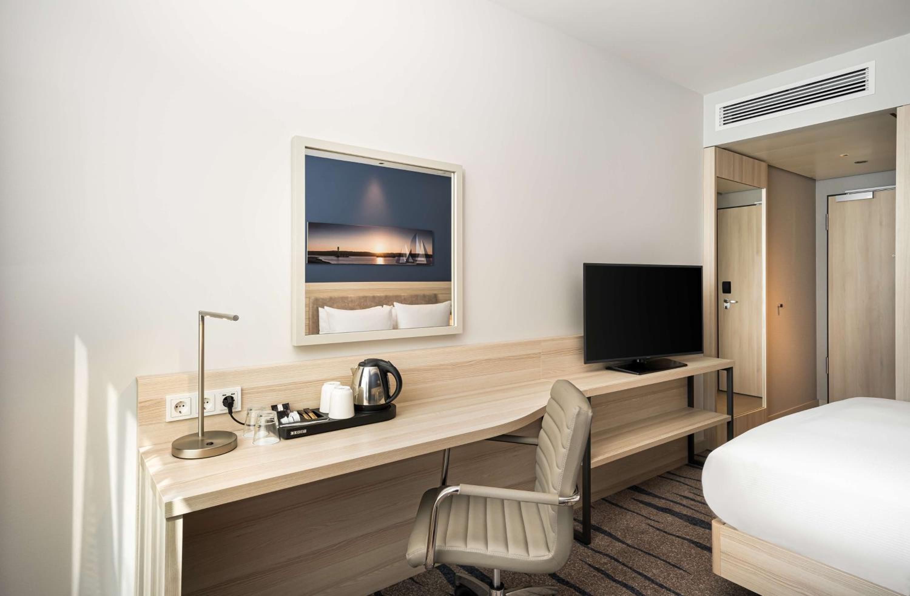 Queen Room with Sofa Bed and City View - Photo 5