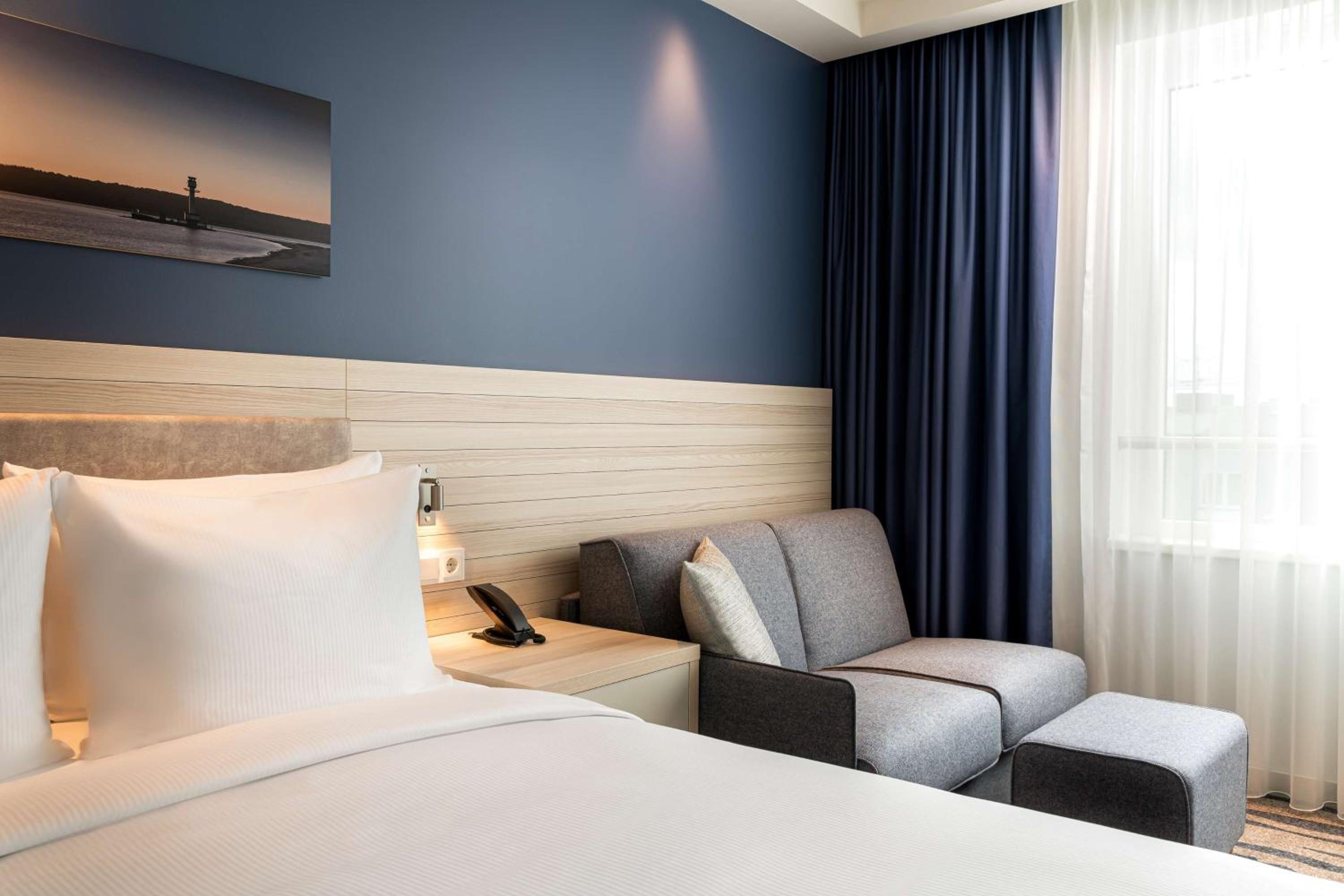 Queen Room with Sofa Bed and City View - Photo 3