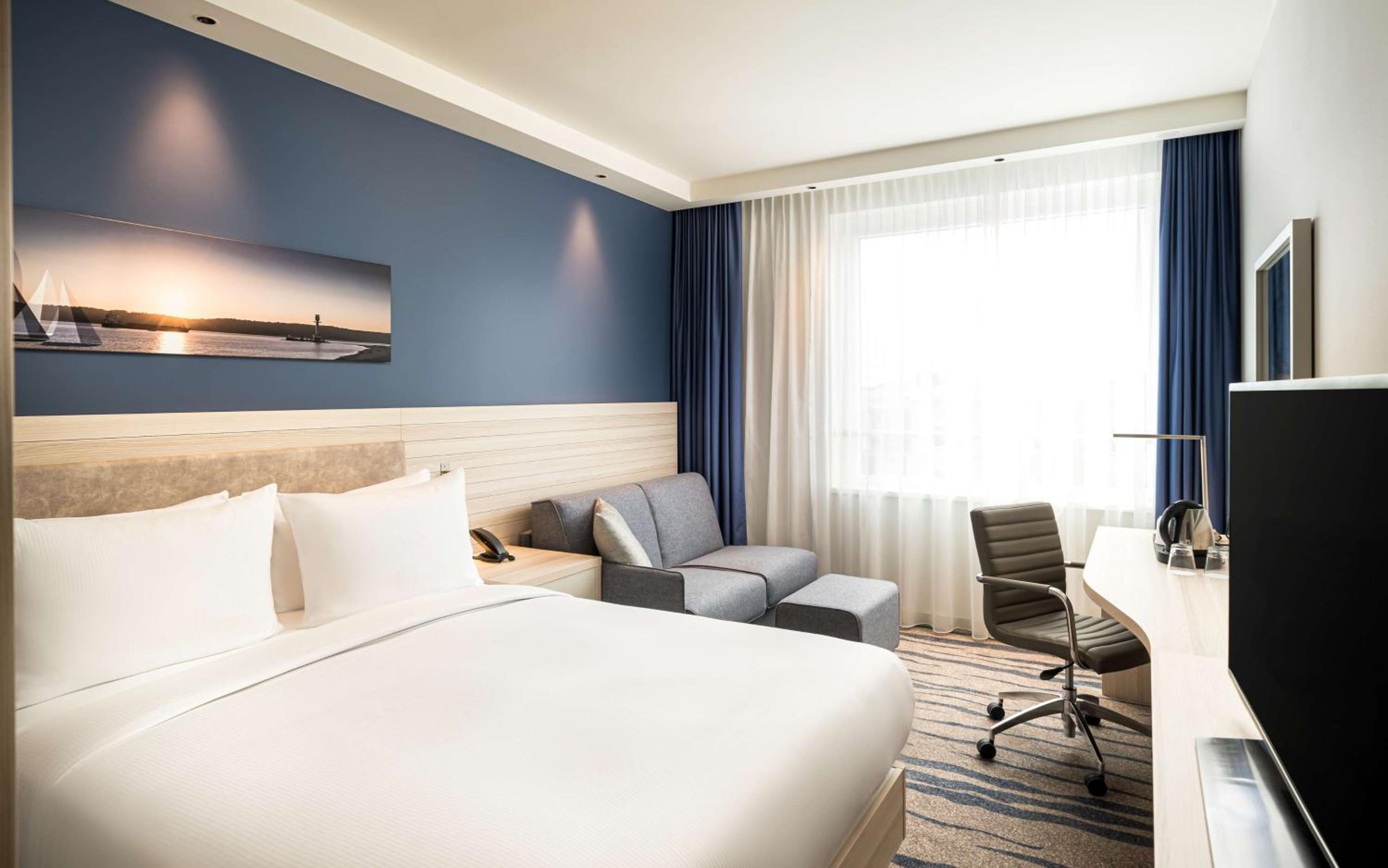 Queen Room with Sofa Bed and City View - Photo 2