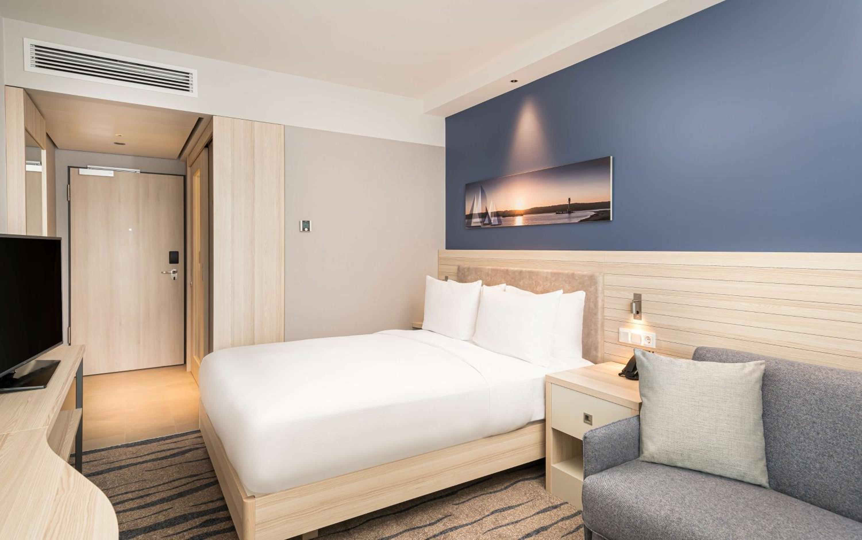 Queen Room with Sofa Bed and City View - Photo 7
