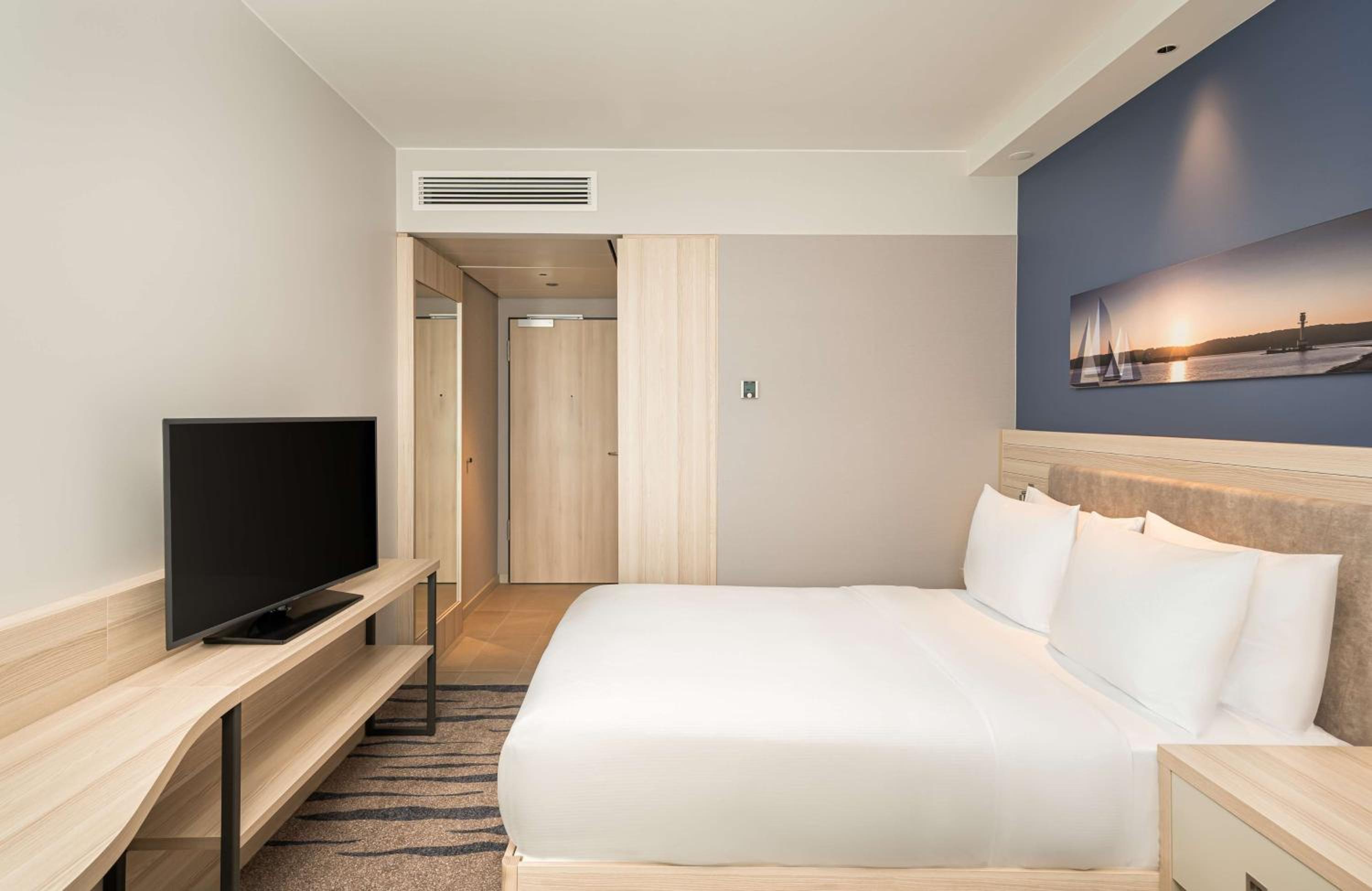 Queen Room with Harbor View - Non-Smoking - Photo 7