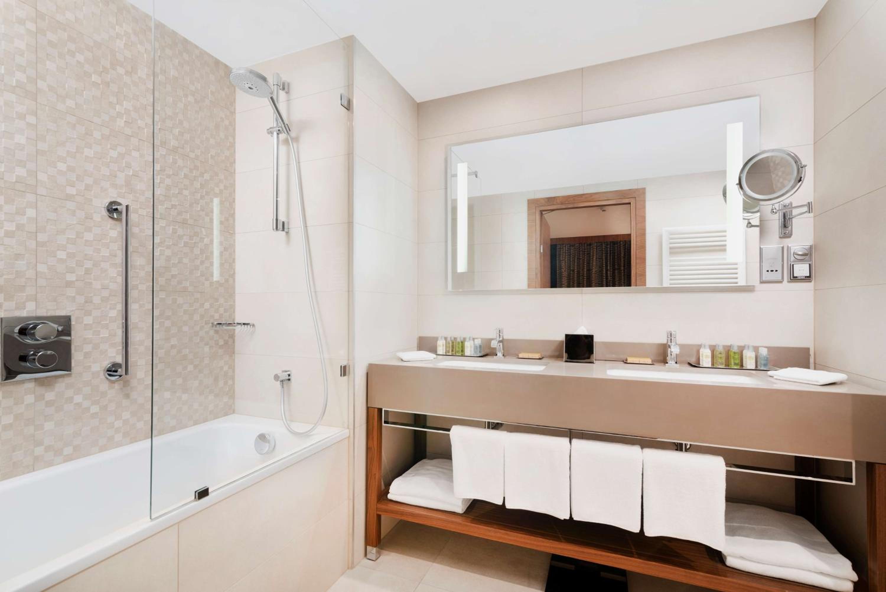 One-Bedroom King Suite photo 2