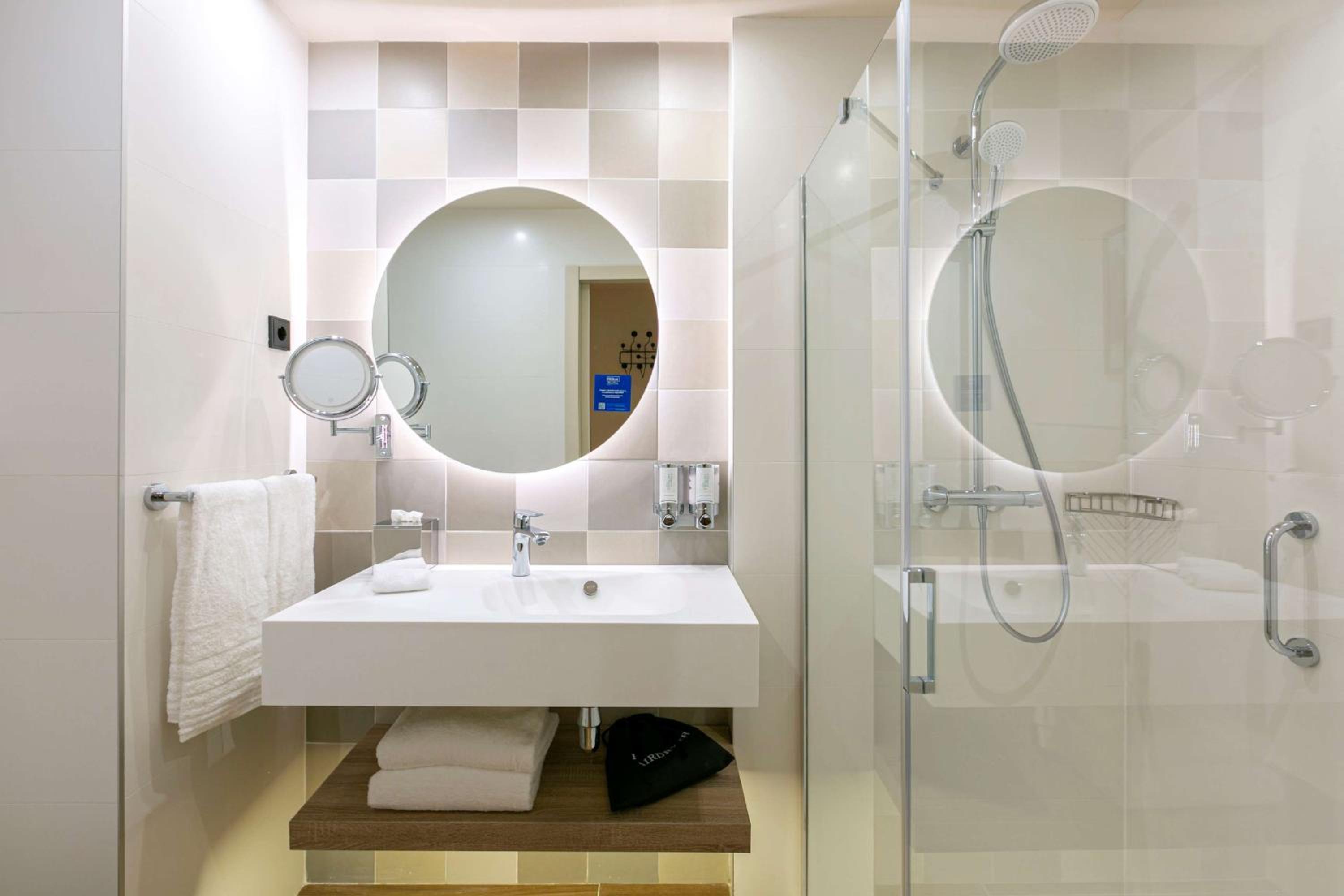Queen Room - Accessible