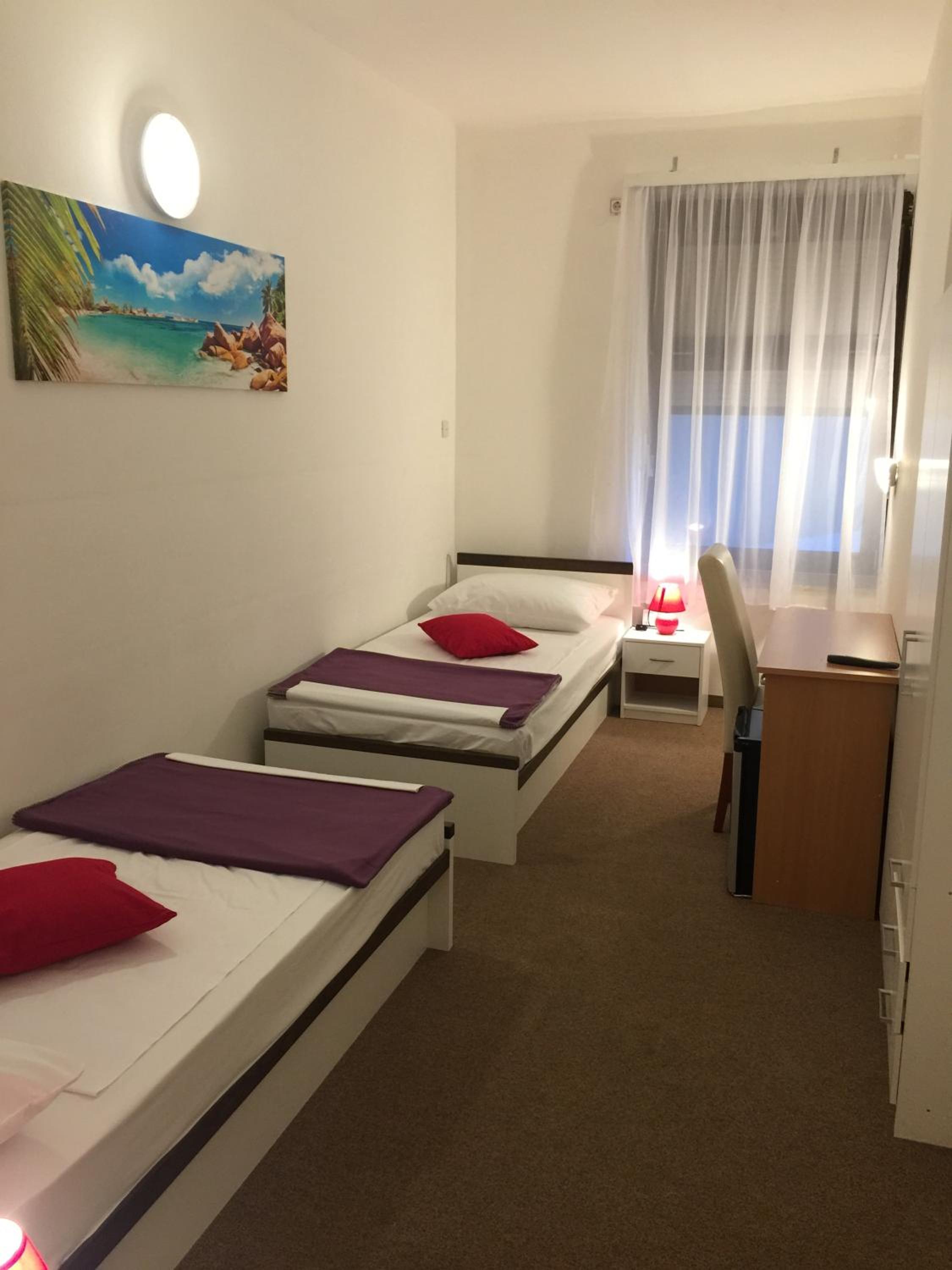 Economy Twin Room photo 2