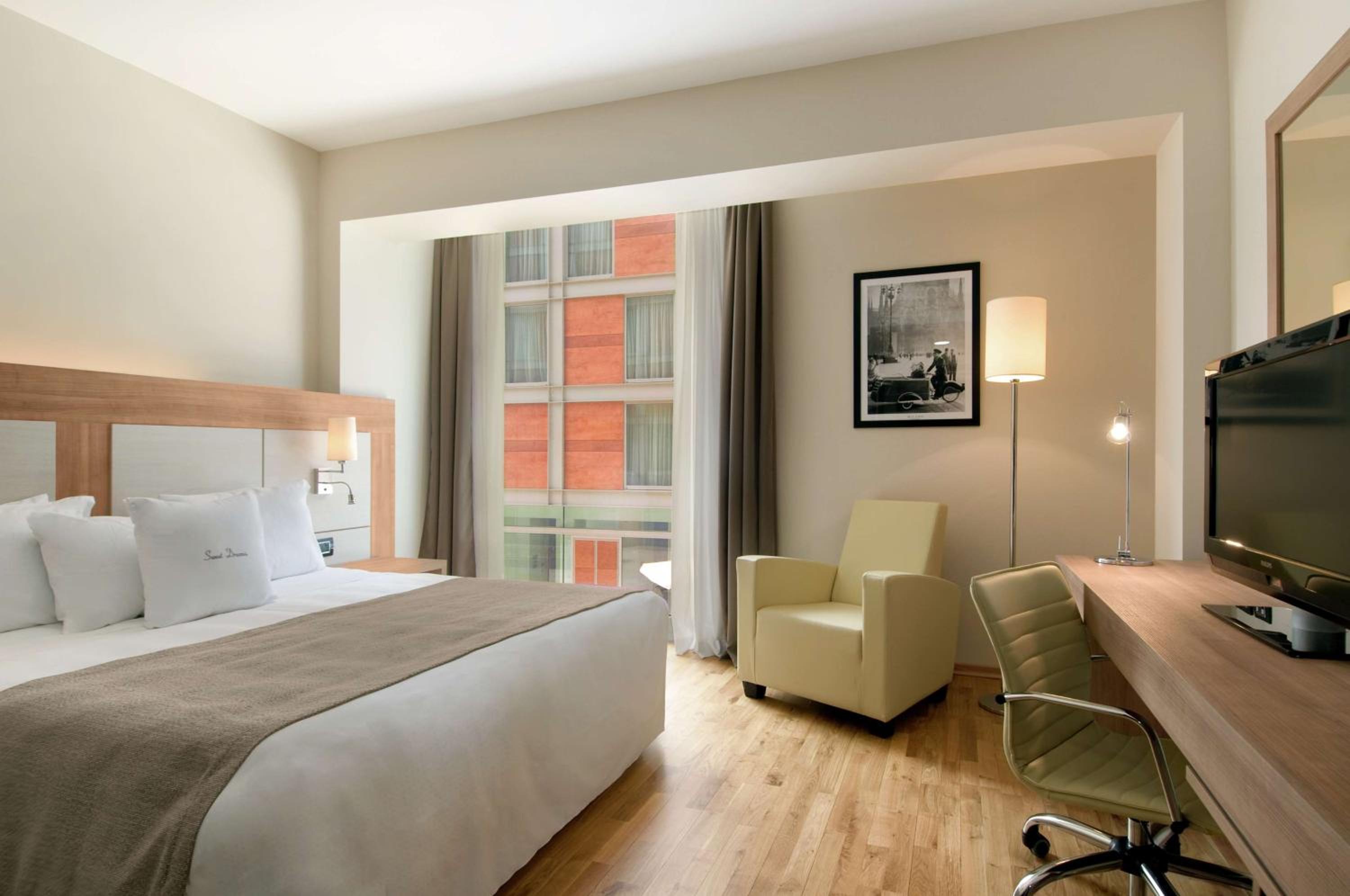King Guest Room thumbnail 5