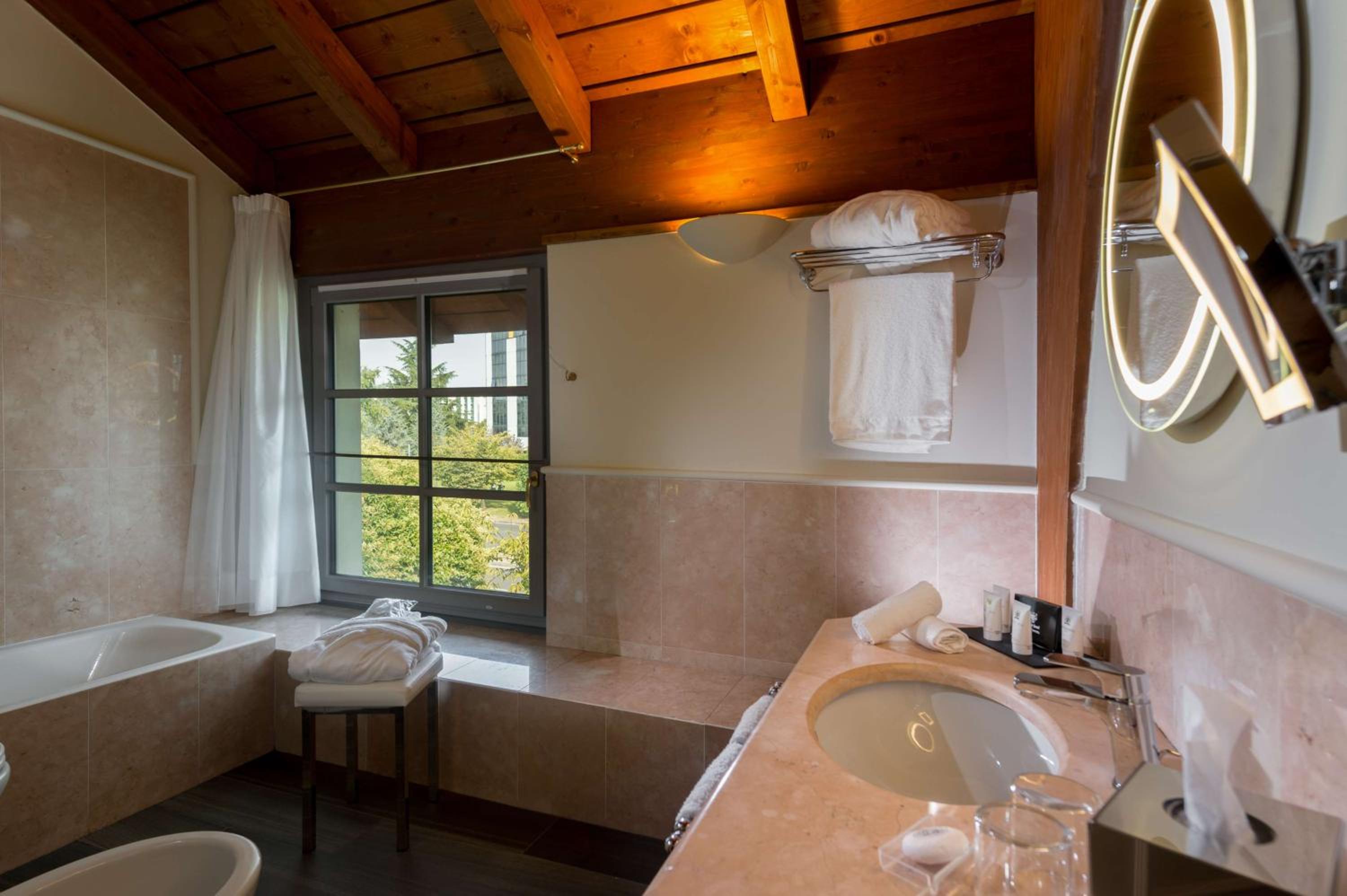 Superior Double Room with Two Double Beds thumbnail 6