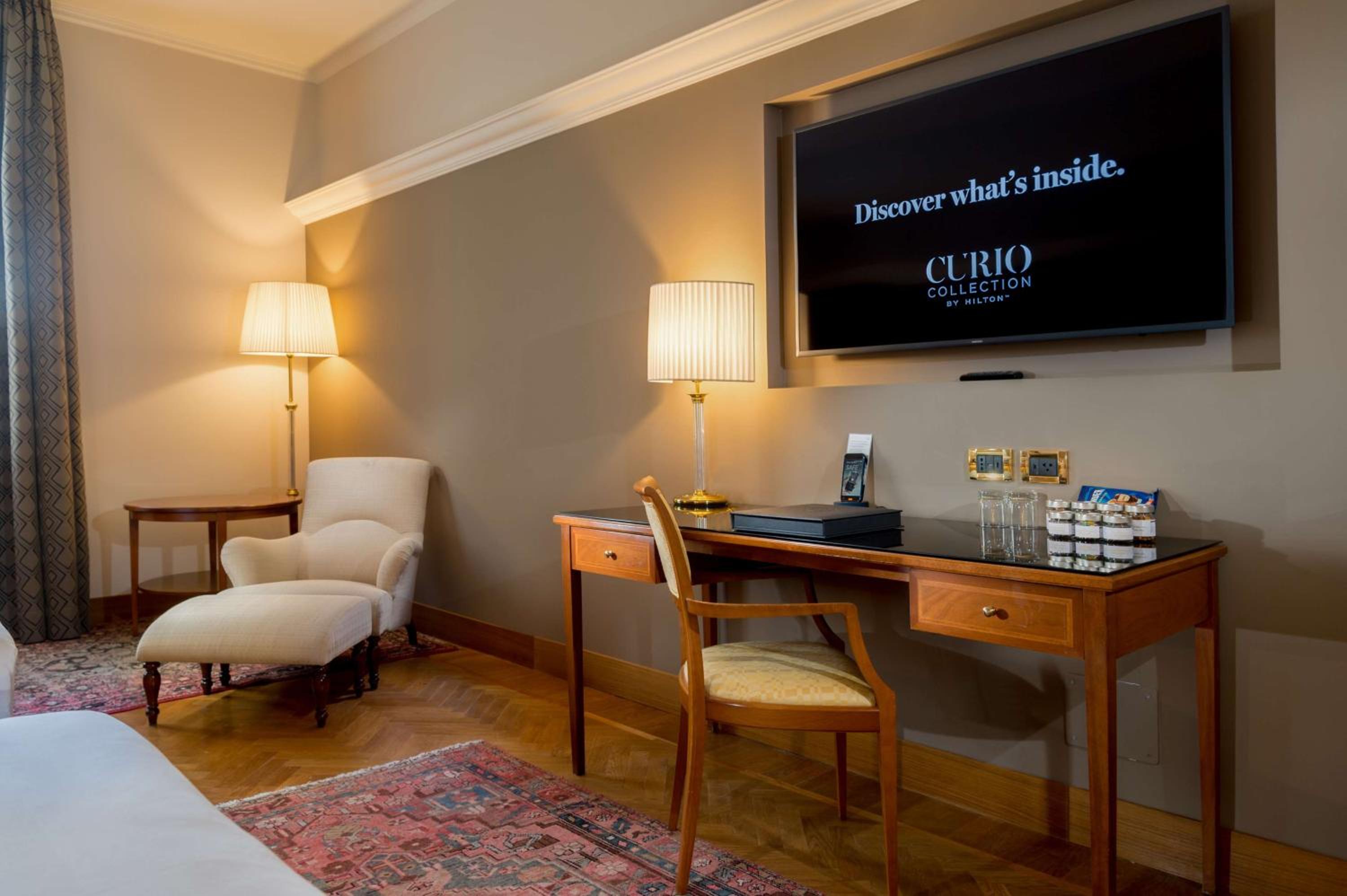 Superior Double Room with Two Double Beds thumbnail 5