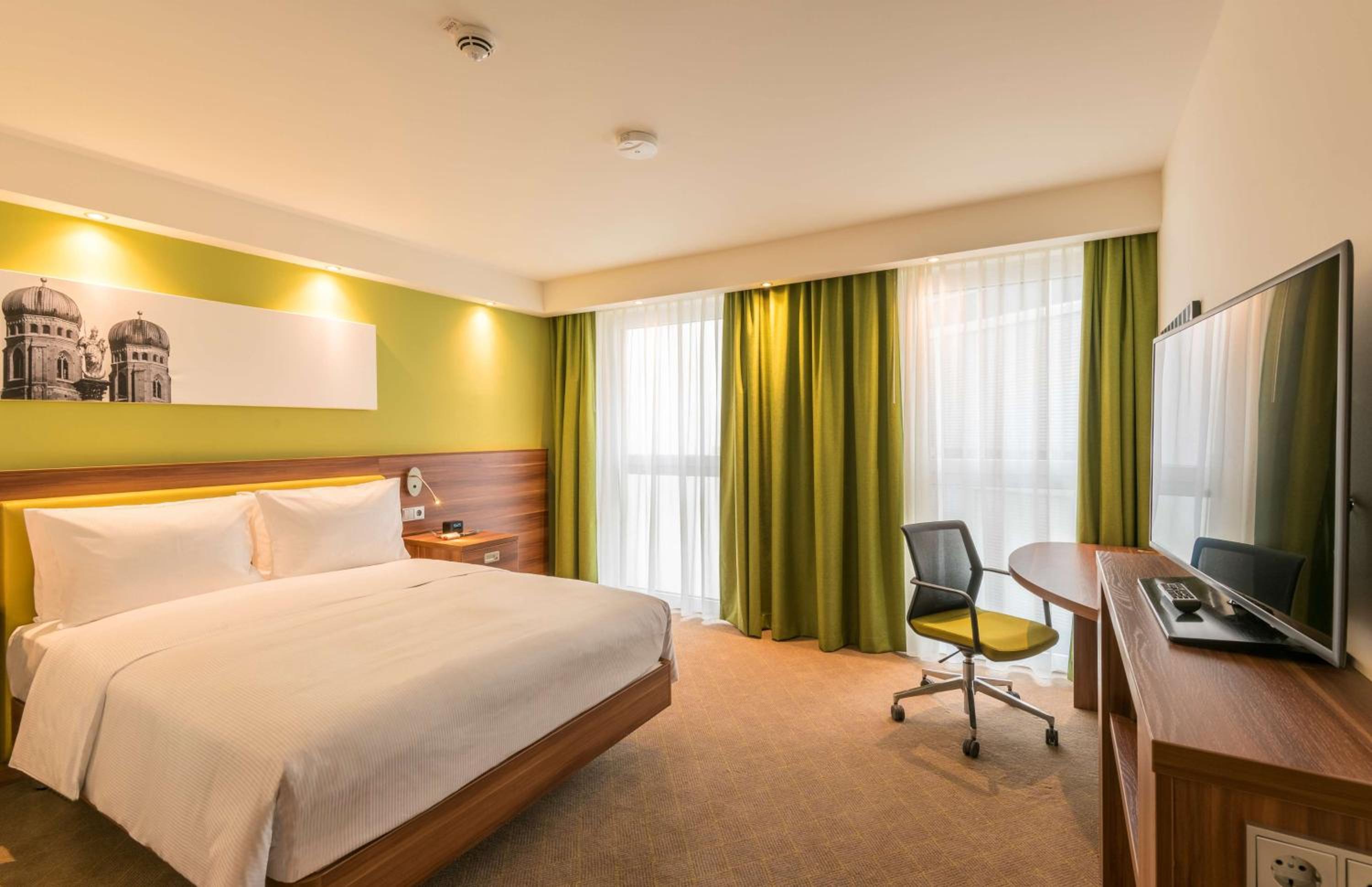 Queen Accessible Room NS thumbnail 5