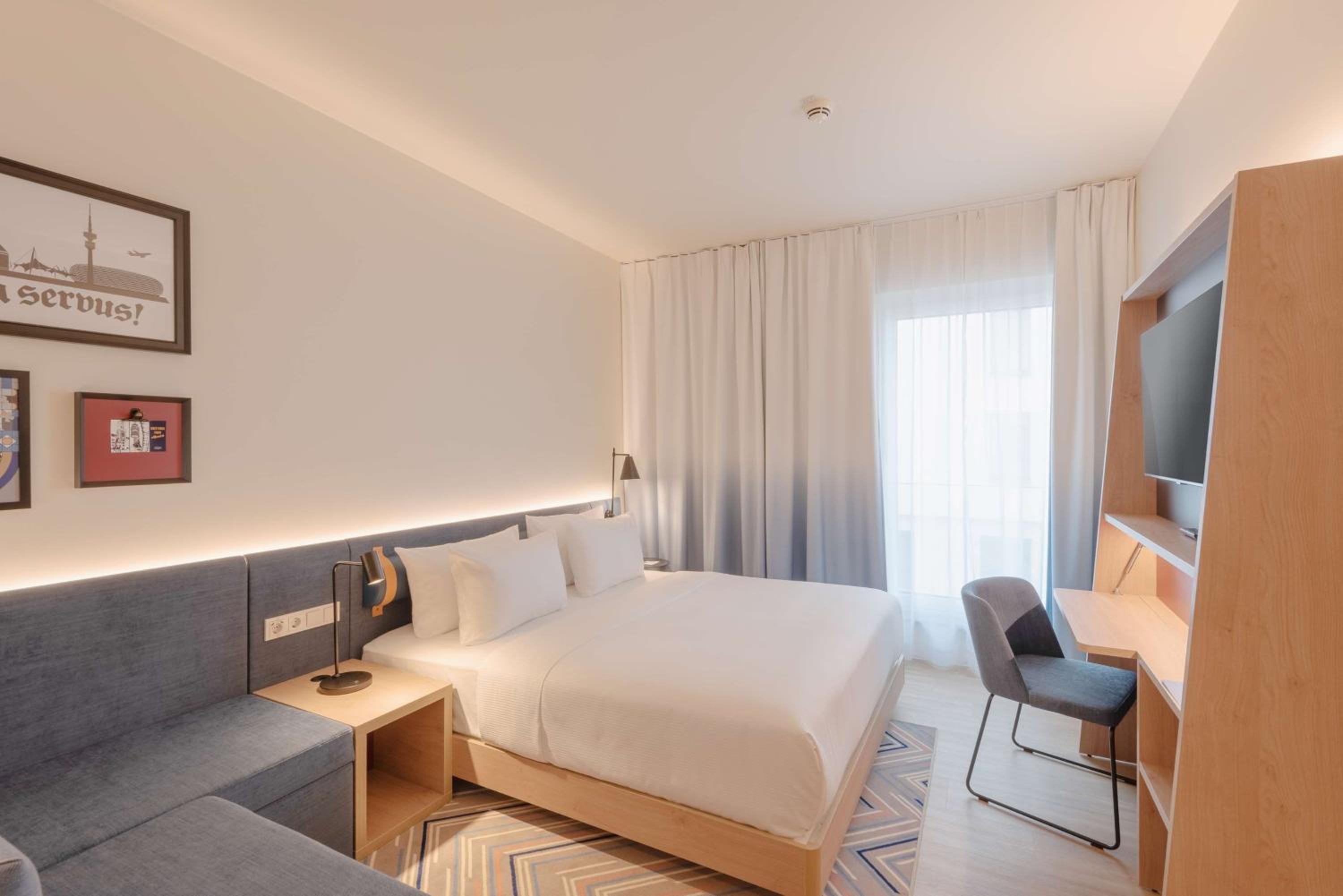 Queen Room with Sofa Bed - Accessible - Photo 3