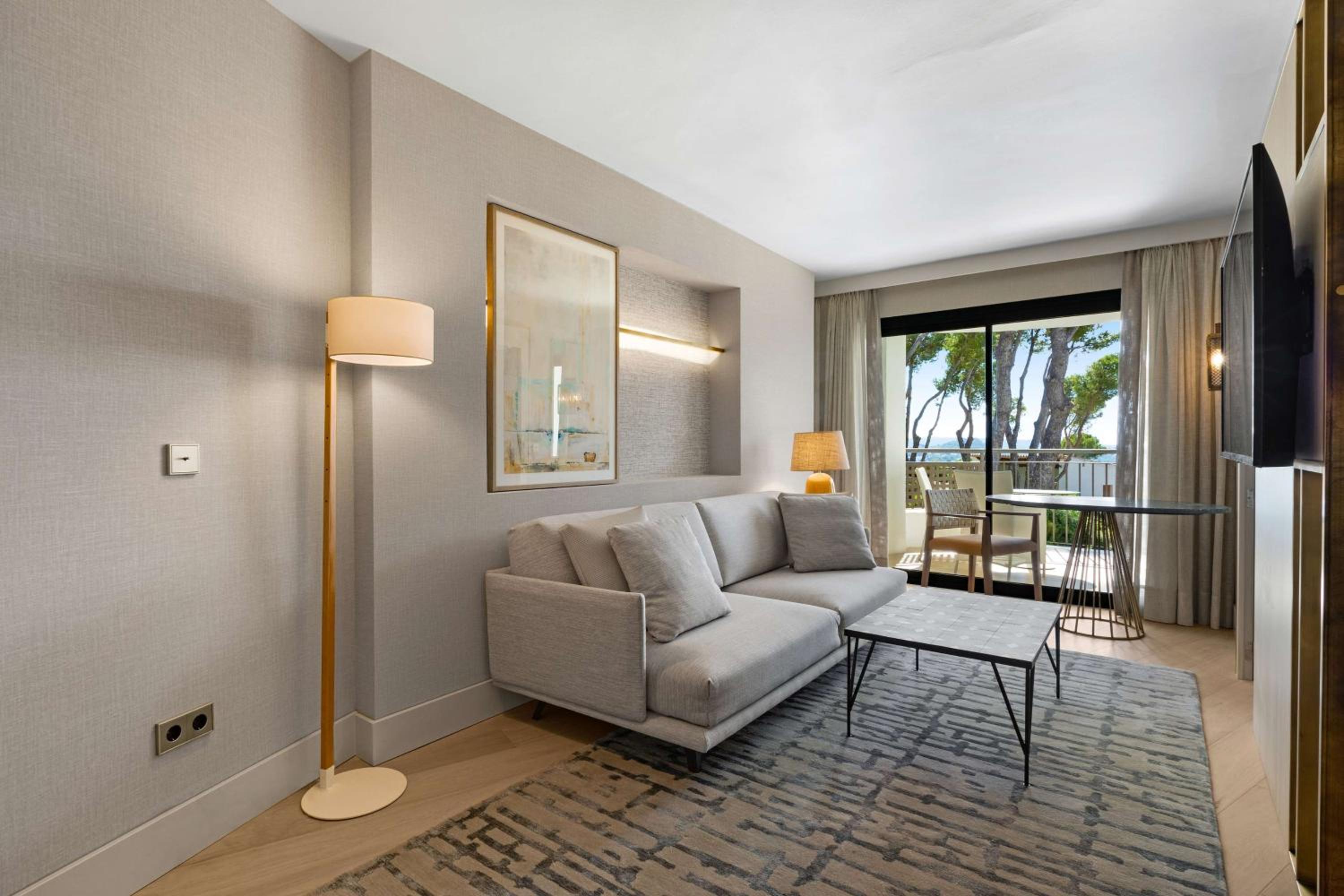 Suite with Partial Sea View thumbnail 6