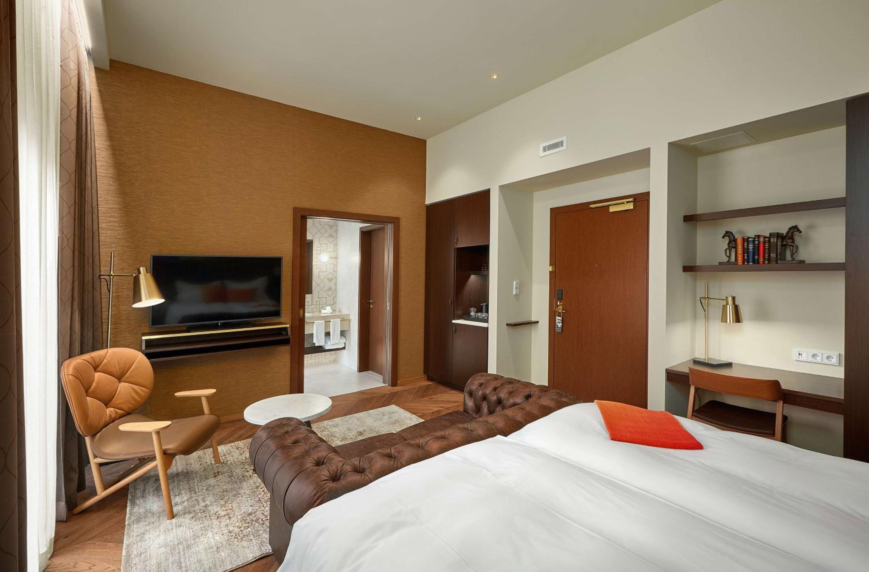 Deluxe King Room with Sofa Bed photo 1
