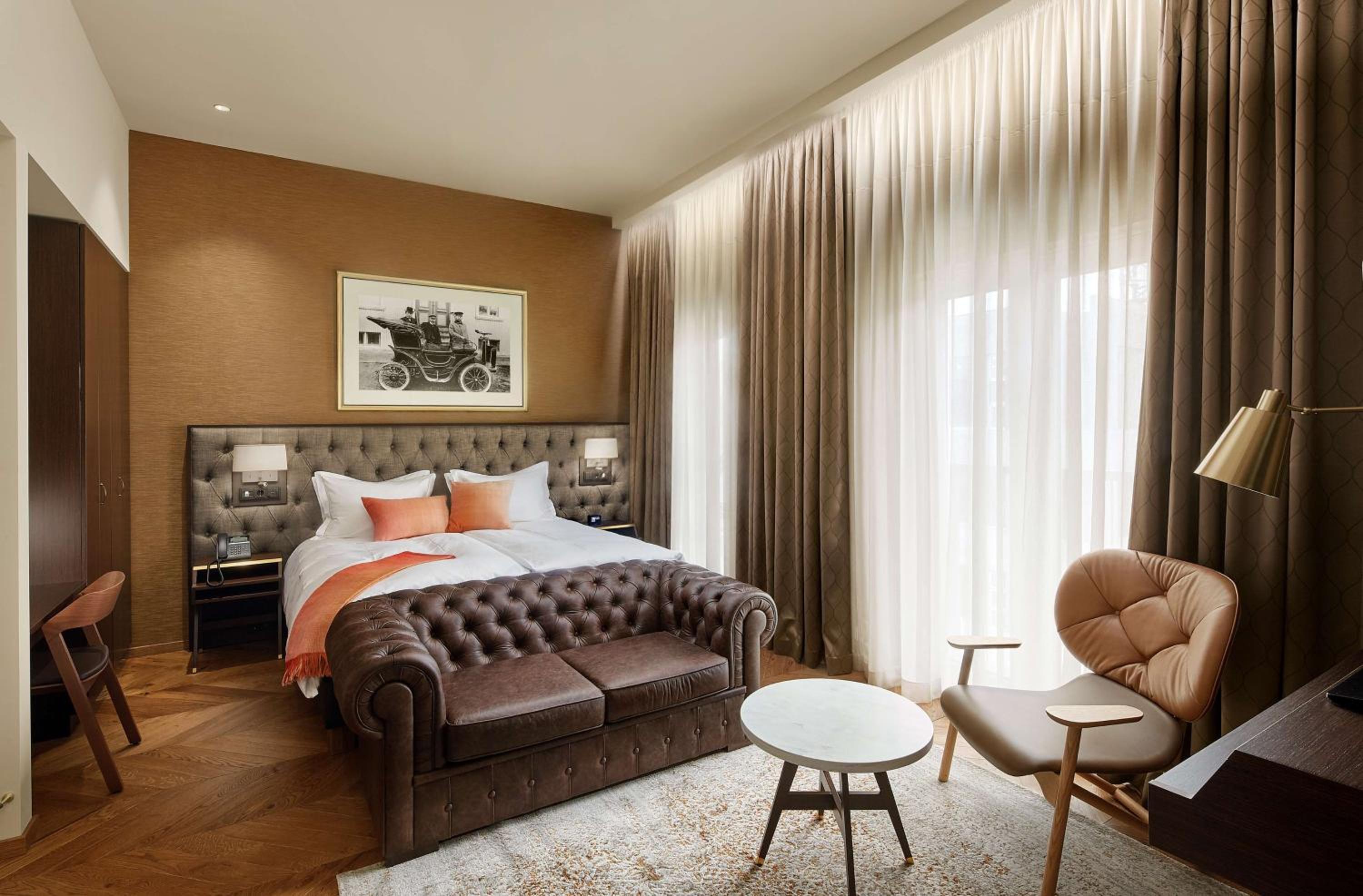 Deluxe King Room with Sofa Bed photo 3