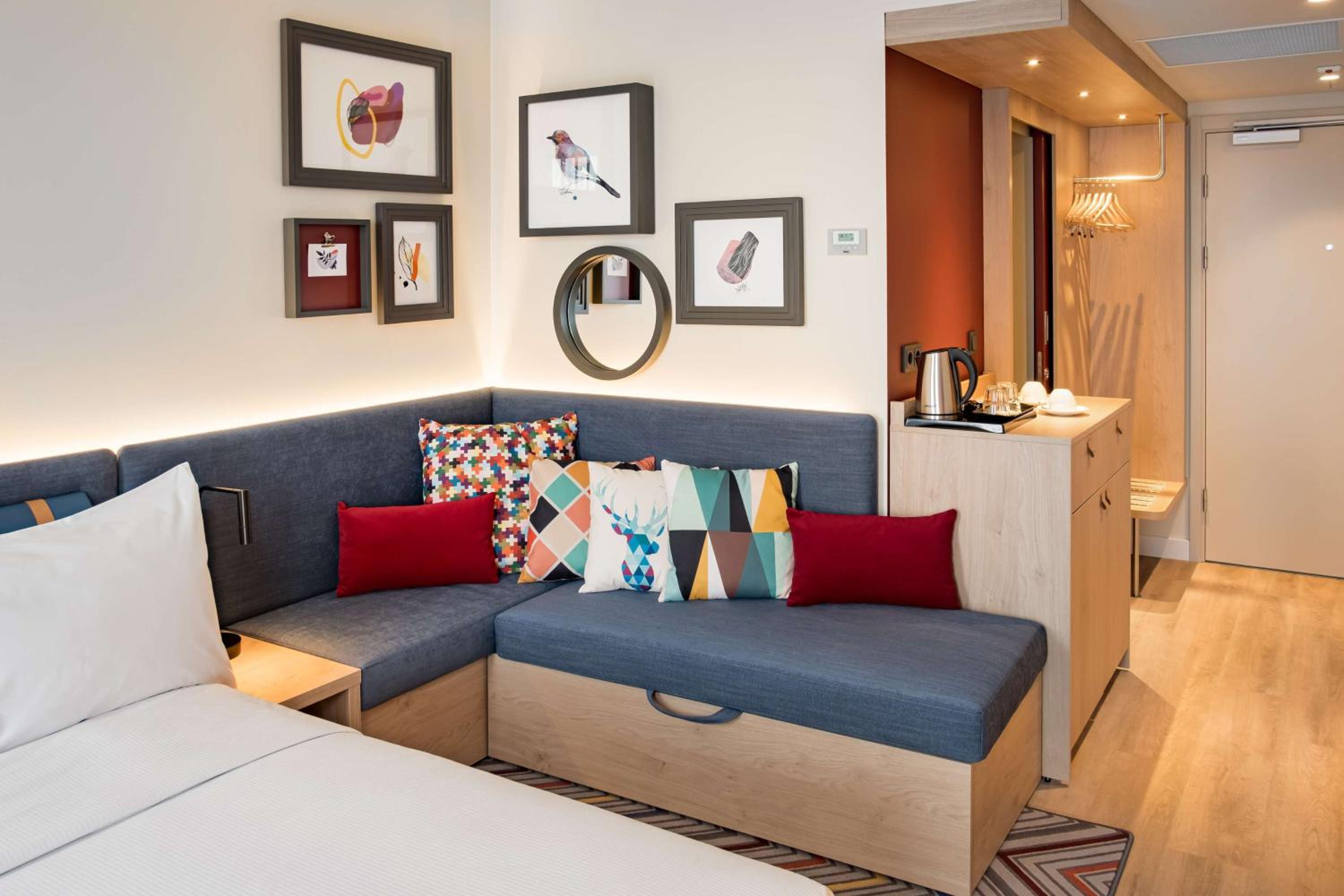 Queen Room with Sofa Bed - Photo 4