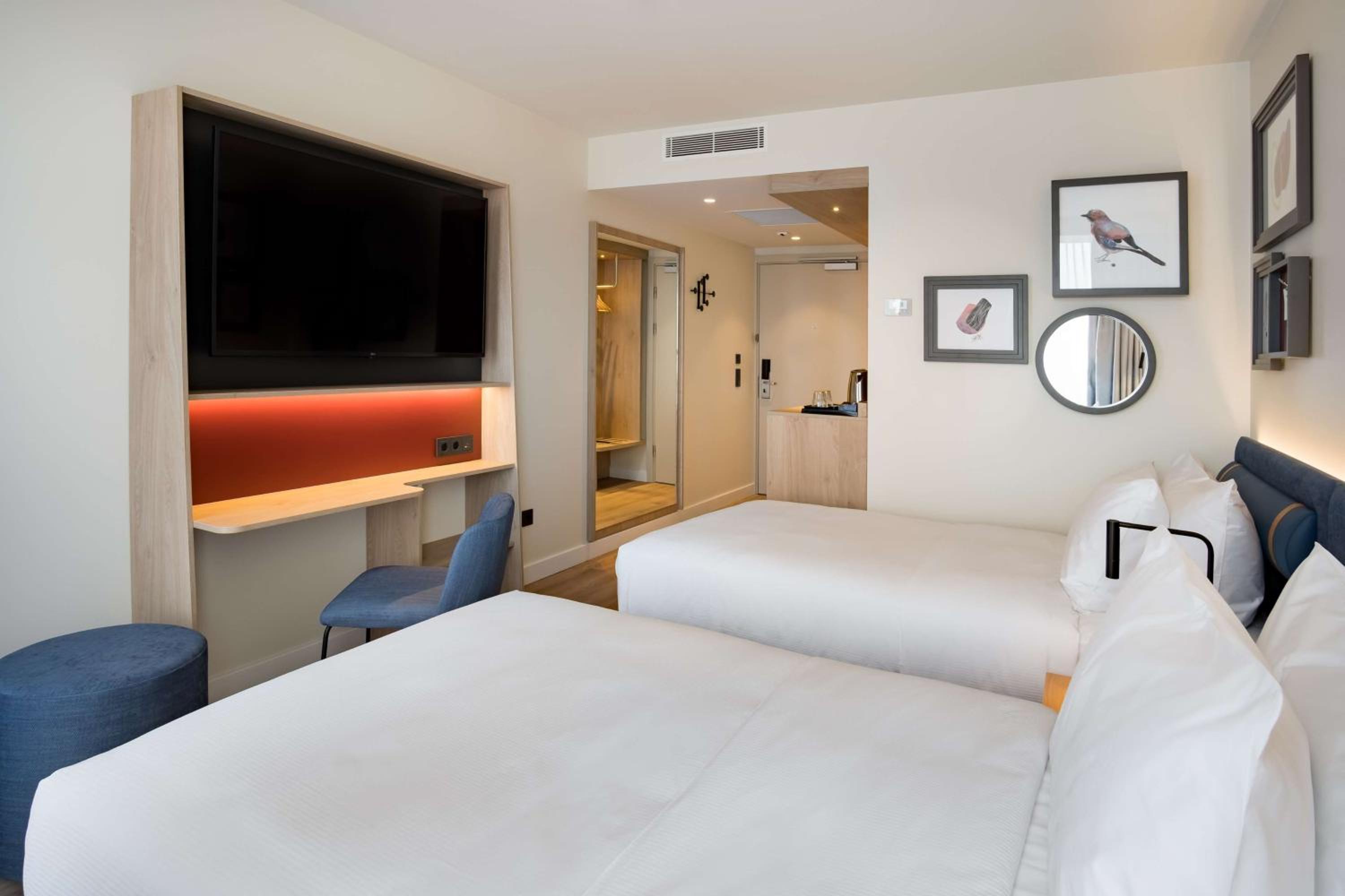 Twin Room - Photo 3