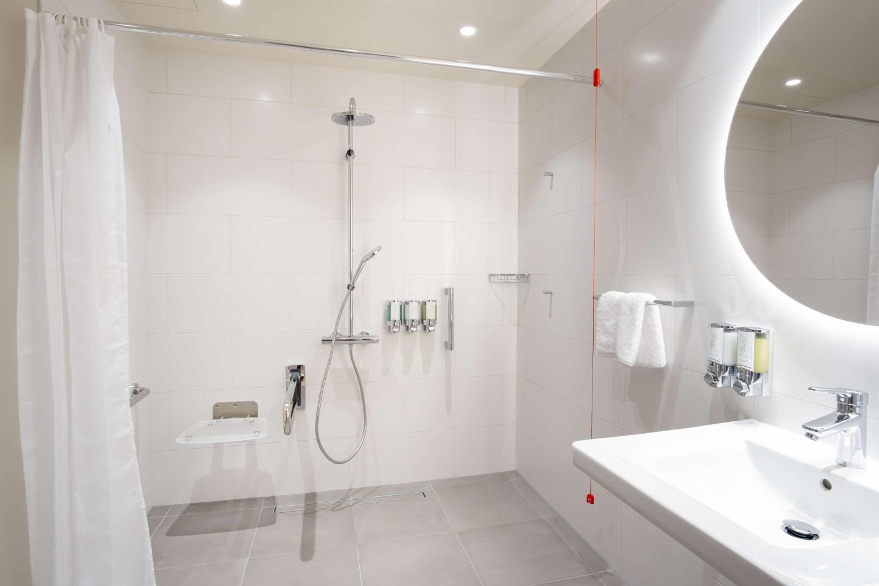 King Room - Mobility Accessible - Photo 2