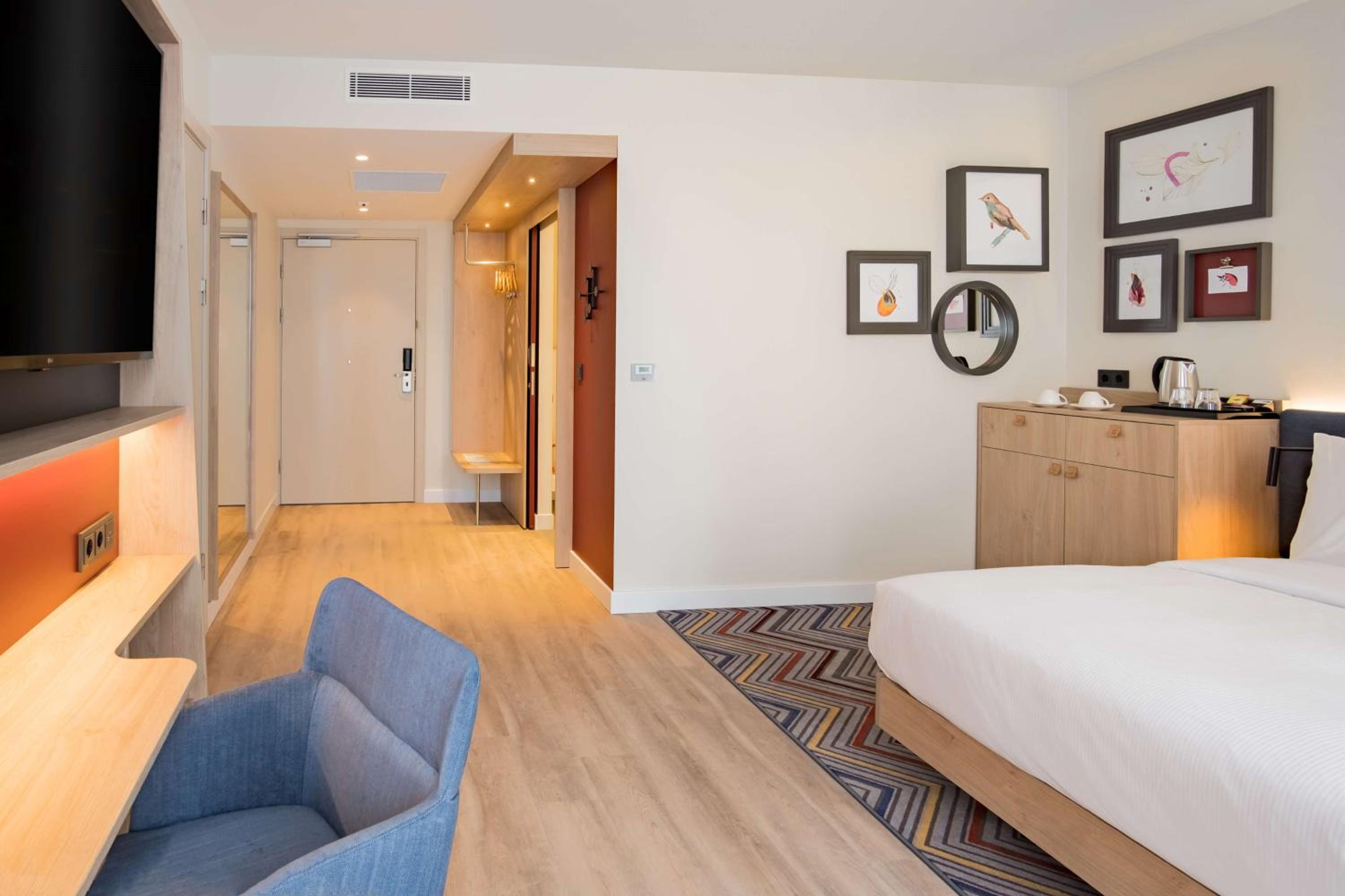 King Room - Mobility Accessible - Photo 3