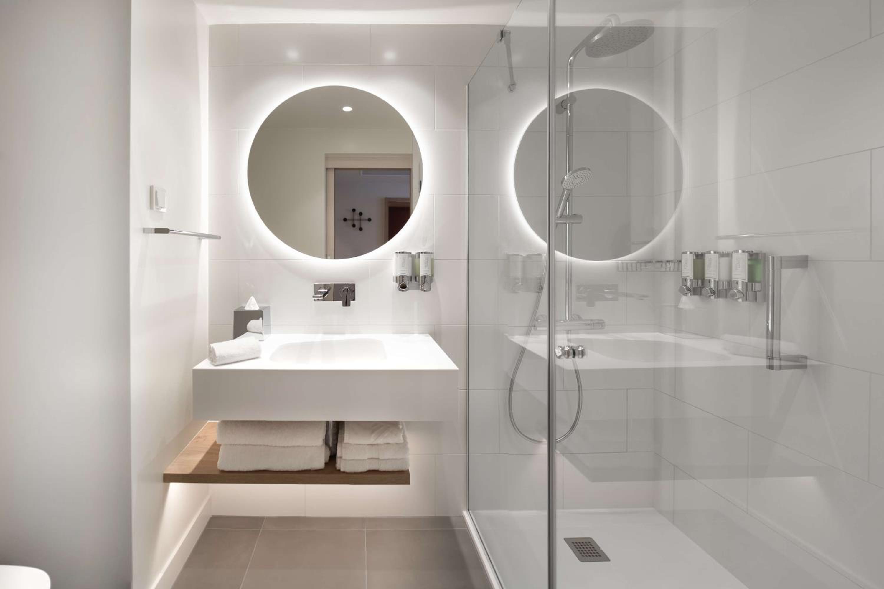 King Room - Mobility Accessible - Photo 5