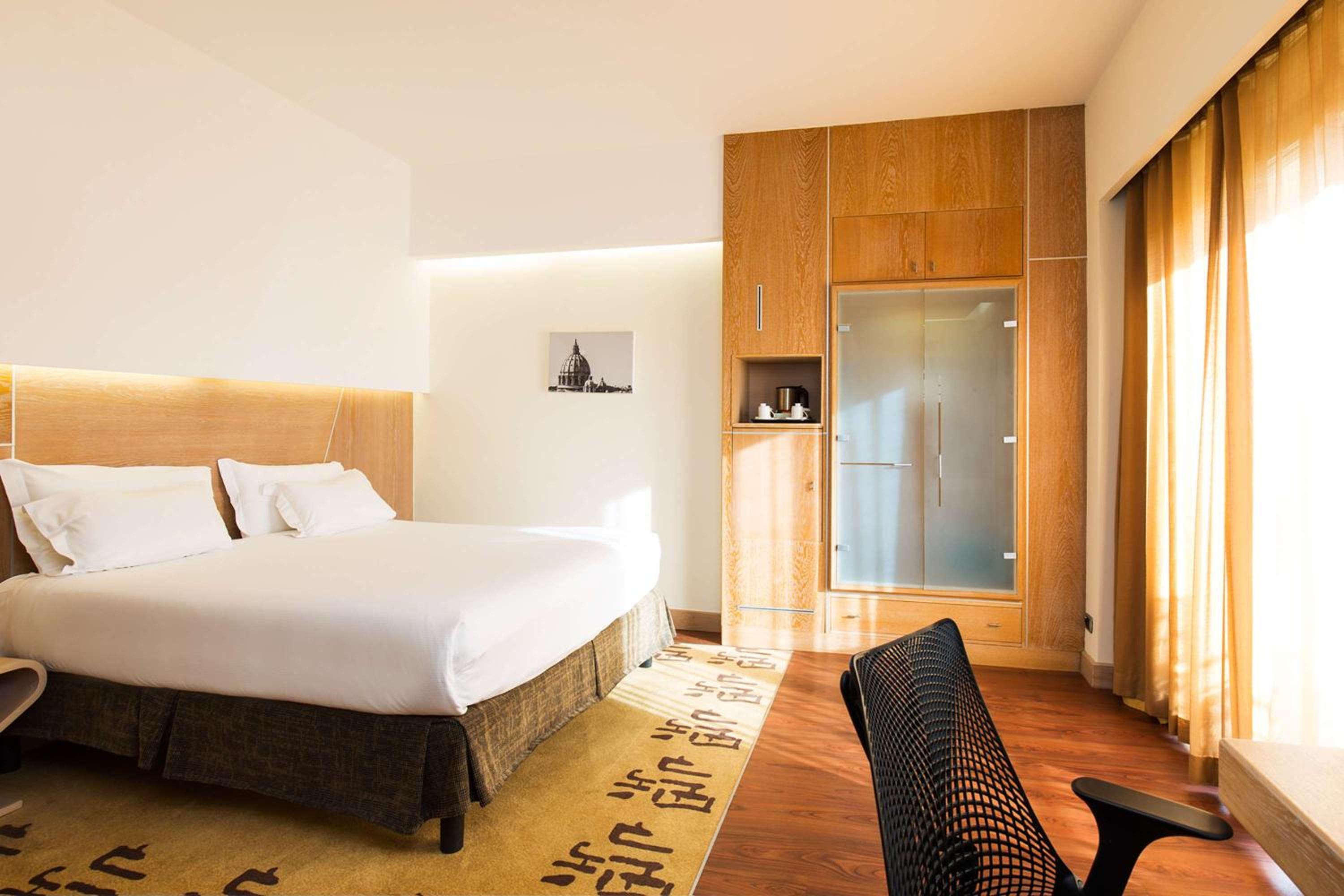 Superior King Room thumbnail 5